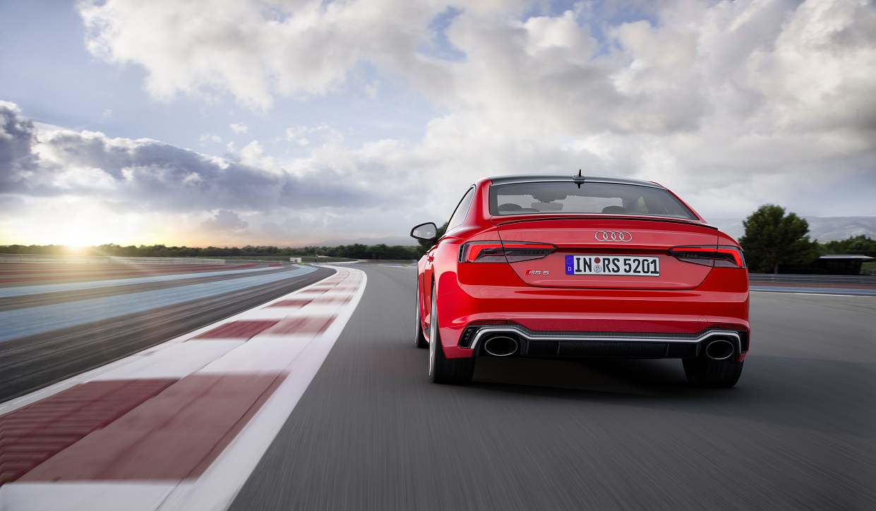 Audi heeft de nieuwe A5 nu ook gepresenteerd als RS5, voorzien van een nieuwe V6-biturbomotor. De auto laat ook meteen de nieuwe RS-designtaal zien
