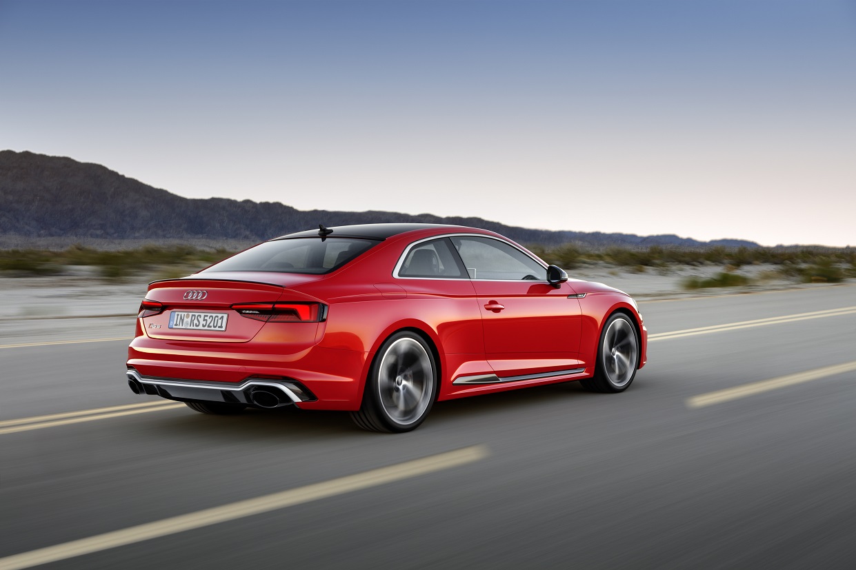Audi heeft de nieuwe A5 nu ook gepresenteerd als RS5, voorzien van een nieuwe V6-biturbomotor. De auto laat ook meteen de nieuwe RS-designtaal zien