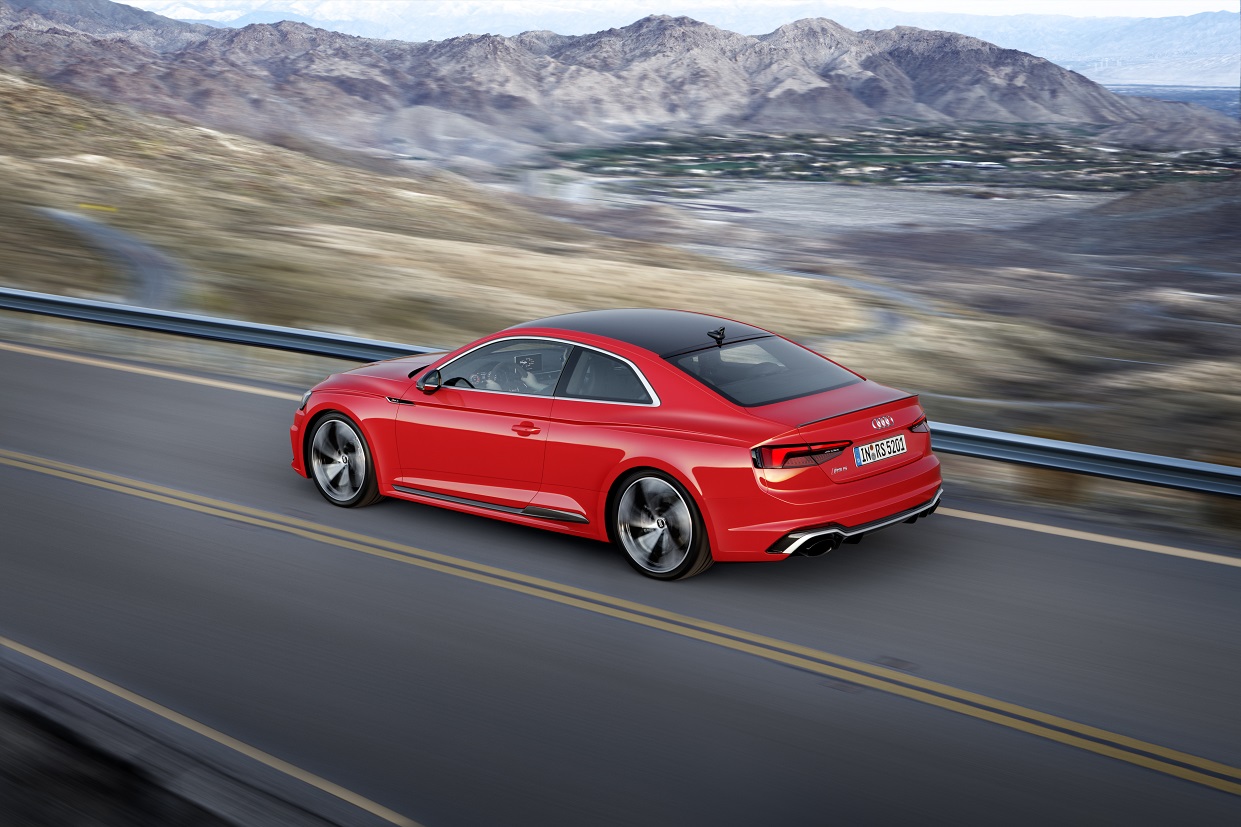 Audi heeft de nieuwe A5 nu ook gepresenteerd als RS5, voorzien van een nieuwe V6-biturbomotor. De auto laat ook meteen de nieuwe RS-designtaal zien