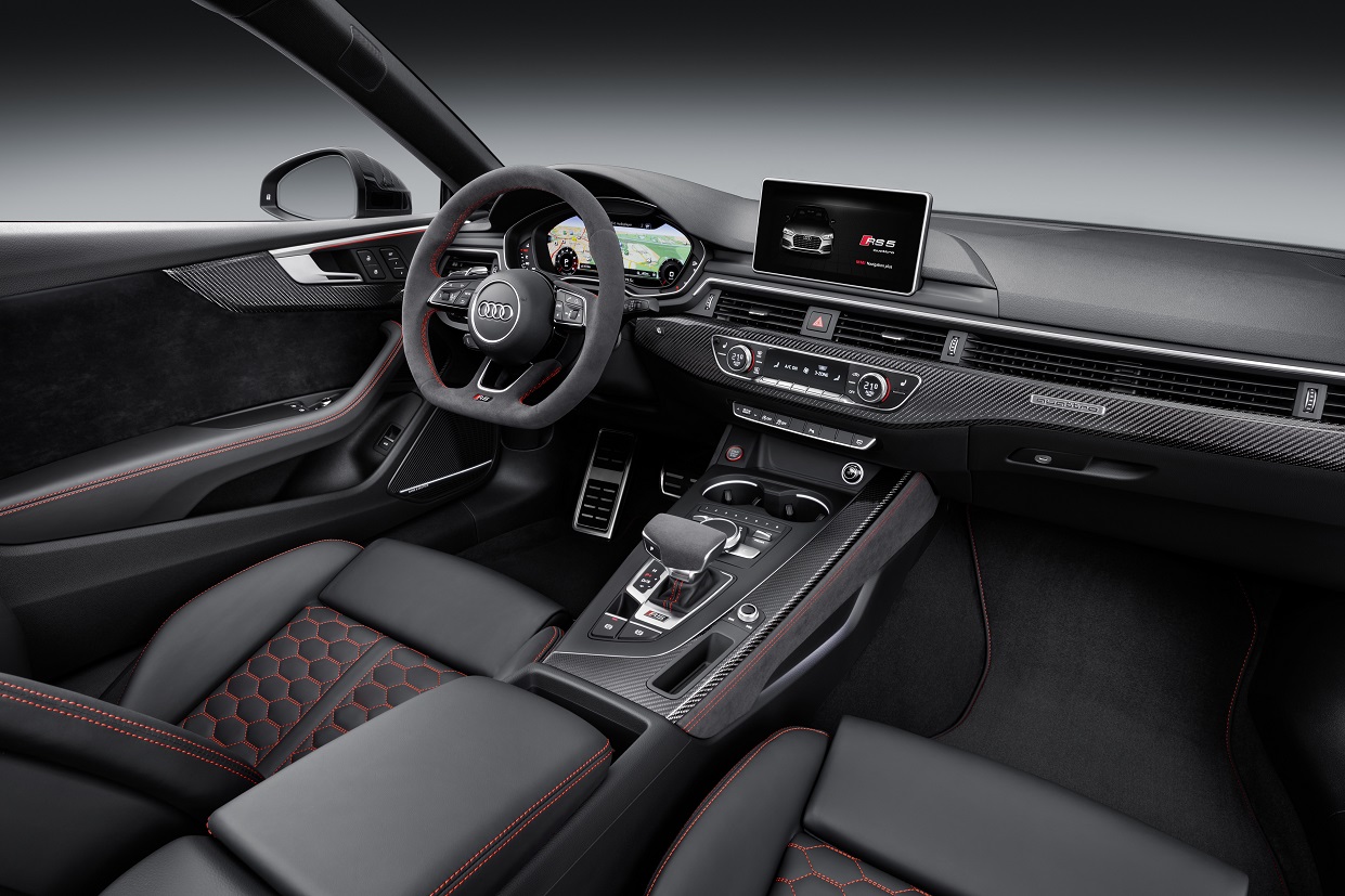 Audi heeft de nieuwe A5 nu ook gepresenteerd als RS5, voorzien van een nieuwe V6-biturbomotor. De auto laat ook meteen de nieuwe RS-designtaal zien