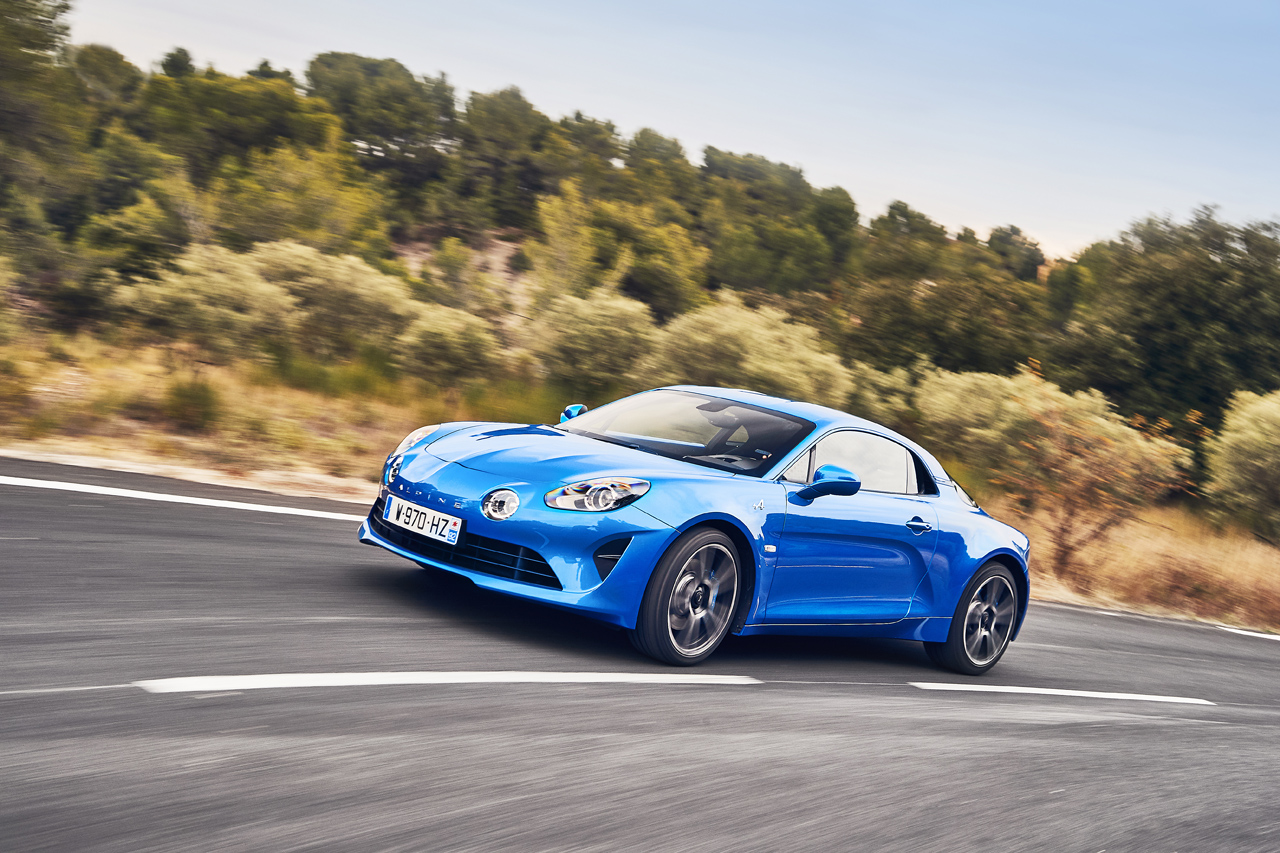 Renault herintroduceert het merk Alpine en maakt met de lichtgewicht A110 meteen een diepe indruk.
