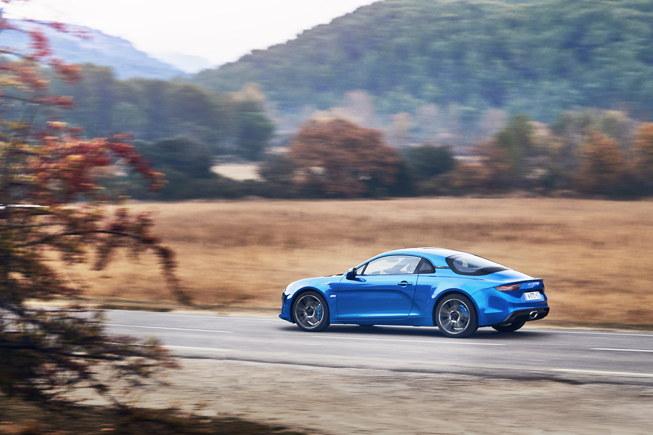 Renault herintroduceert het merk Alpine en maakt met de lichtgewicht A110 meteen een diepe indruk.