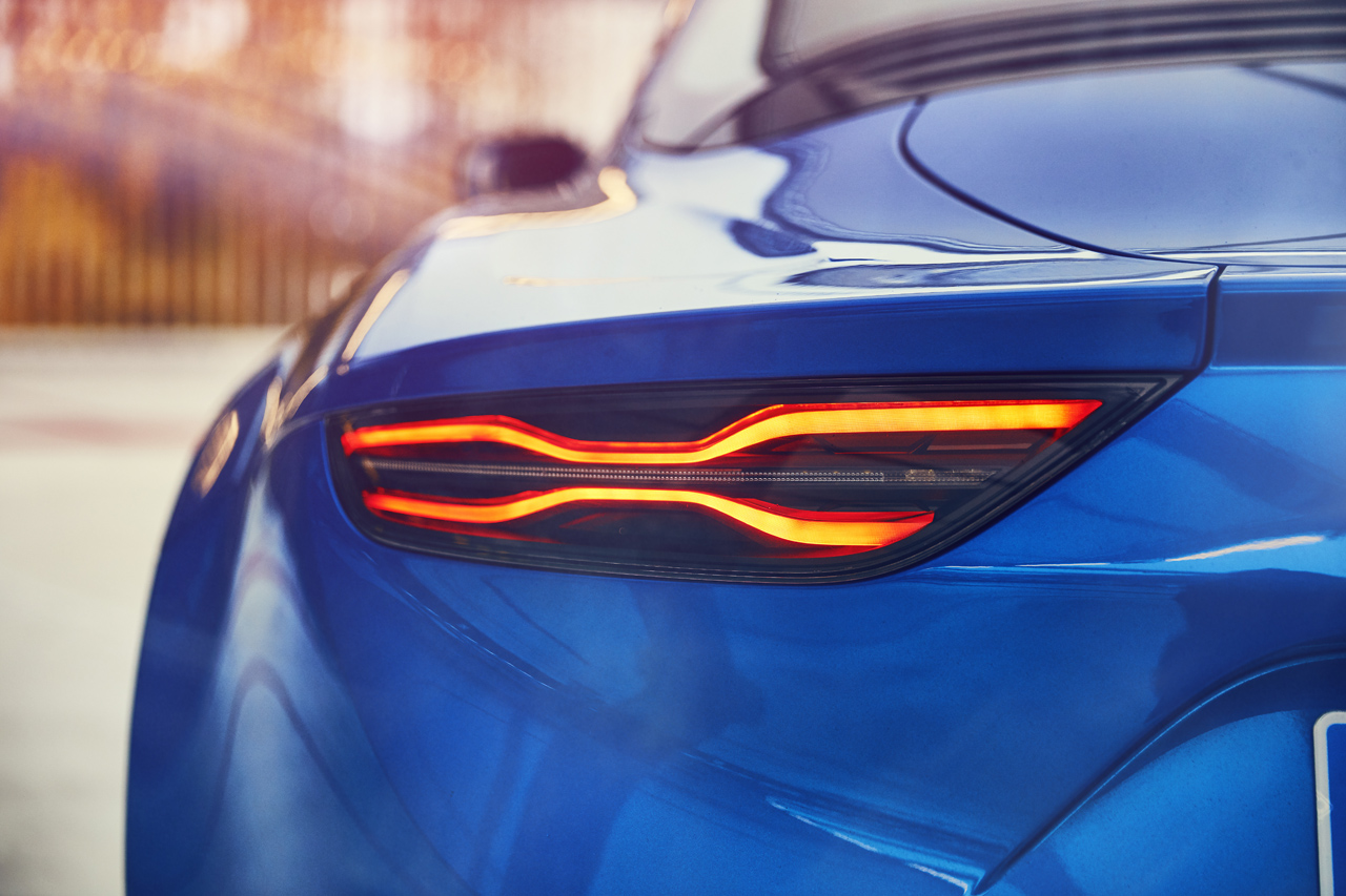 Renault herintroduceert het merk Alpine en maakt met de lichtgewicht A110 meteen een diepe indruk.