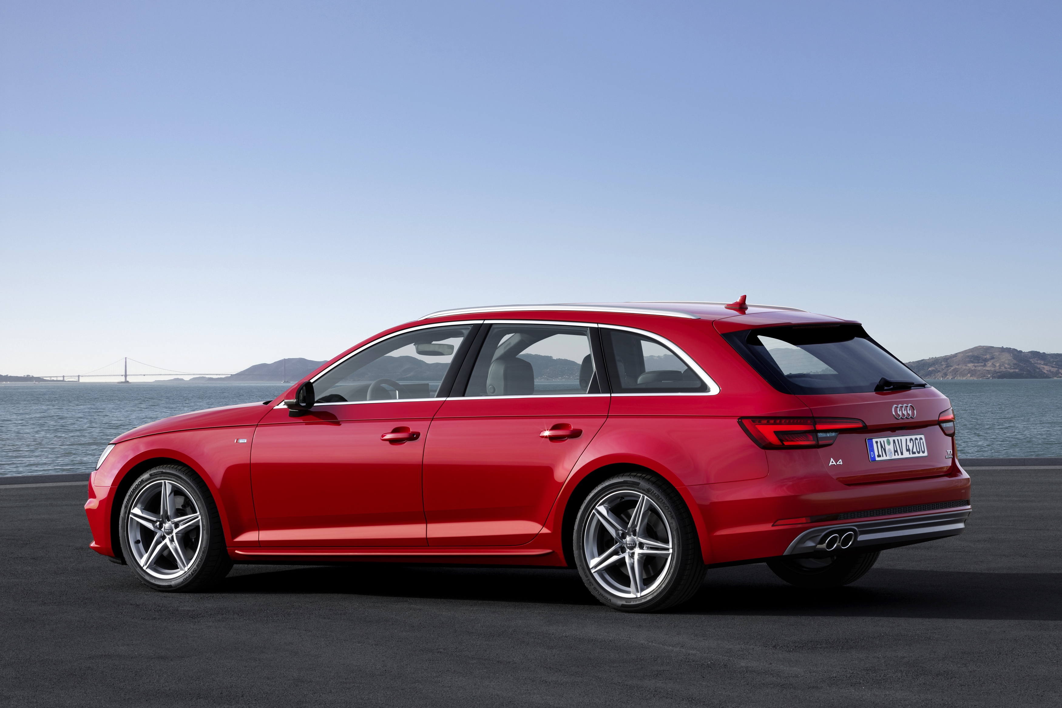 Predictive efficiency assistant, cross traffic assist, audi active lane assist en zelfs een afslagassistent. Een kleine greep uit de overdaad aan veiligheidsystemen van Audis nieuwe A4.