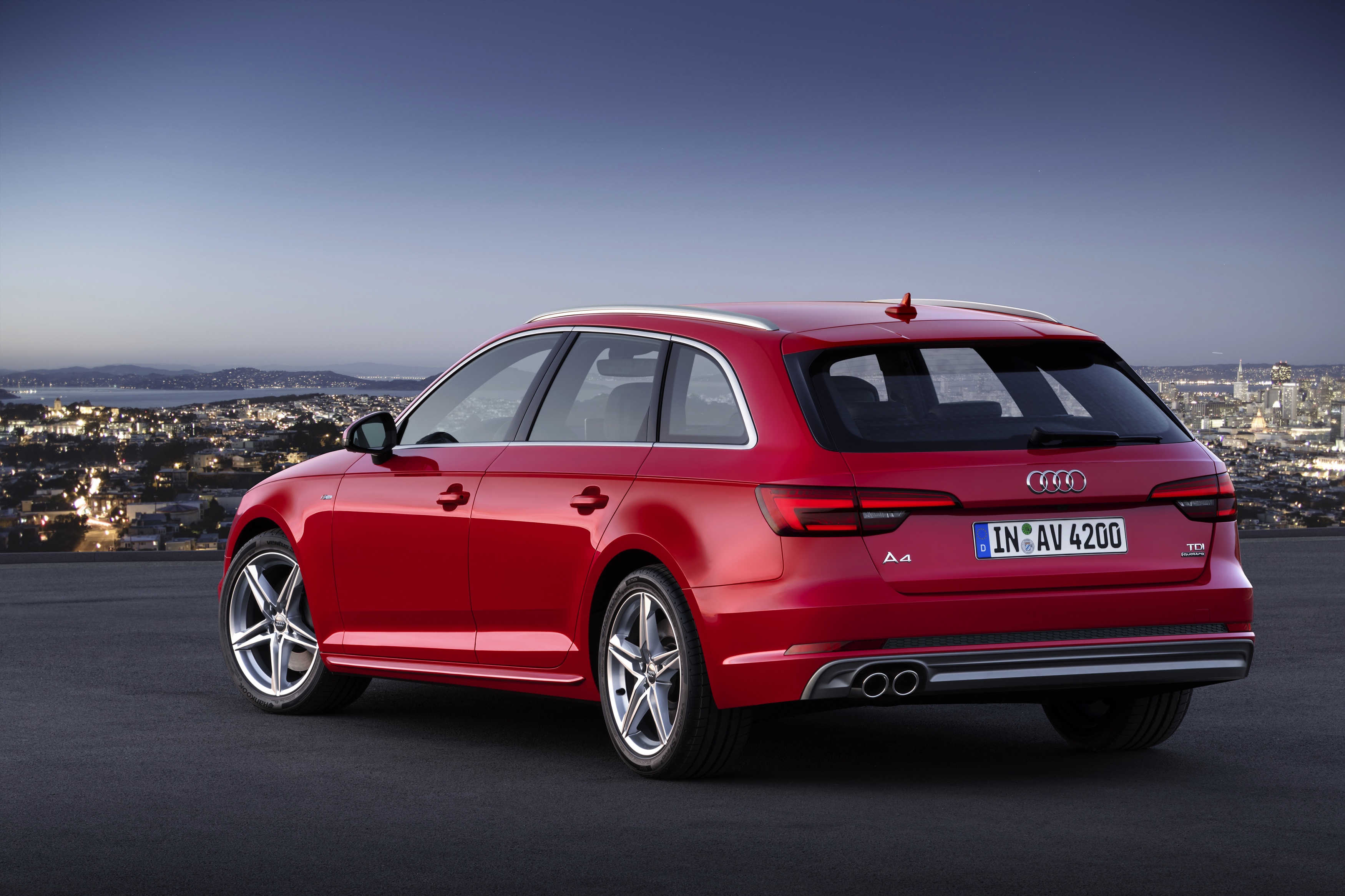 Predictive efficiency assistant, cross traffic assist, audi active lane assist en zelfs een afslagassistent. Een kleine greep uit de overdaad aan veiligheidsystemen van Audis nieuwe A4.