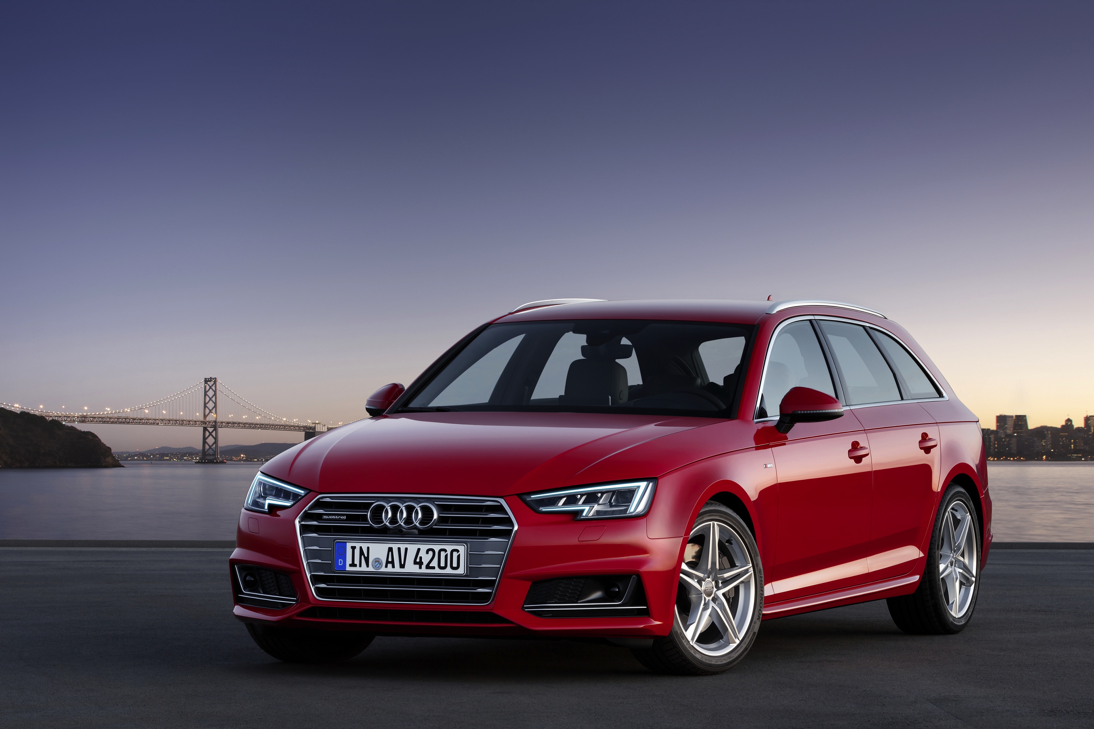Predictive efficiency assistant, cross traffic assist, audi active lane assist en zelfs een afslagassistent. Een kleine greep uit de overdaad aan veiligheidsystemen van Audis nieuwe A4.