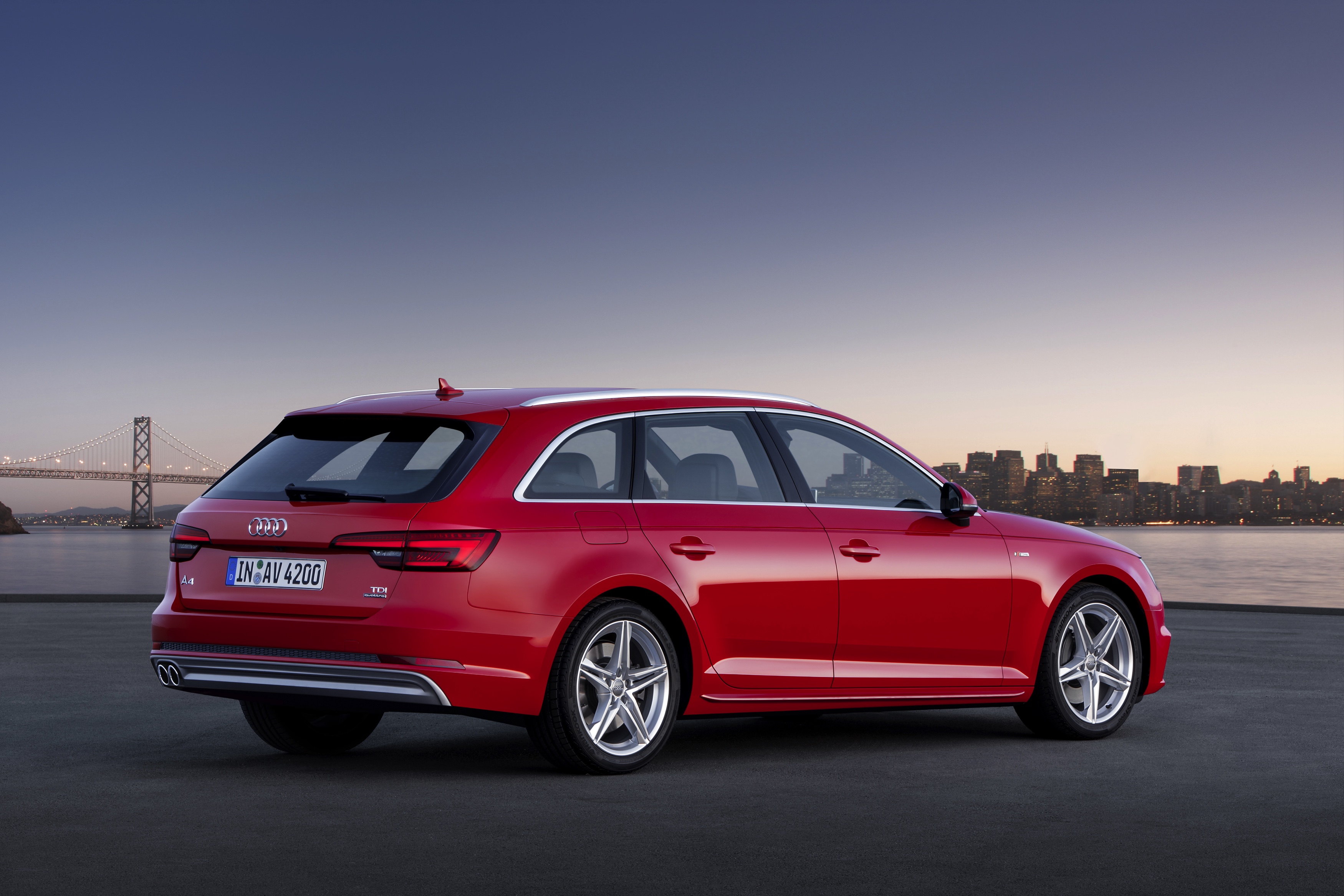 Predictive efficiency assistant, cross traffic assist, audi active lane assist en zelfs een afslagassistent. Een kleine greep uit de overdaad aan veiligheidsystemen van Audis nieuwe A4.