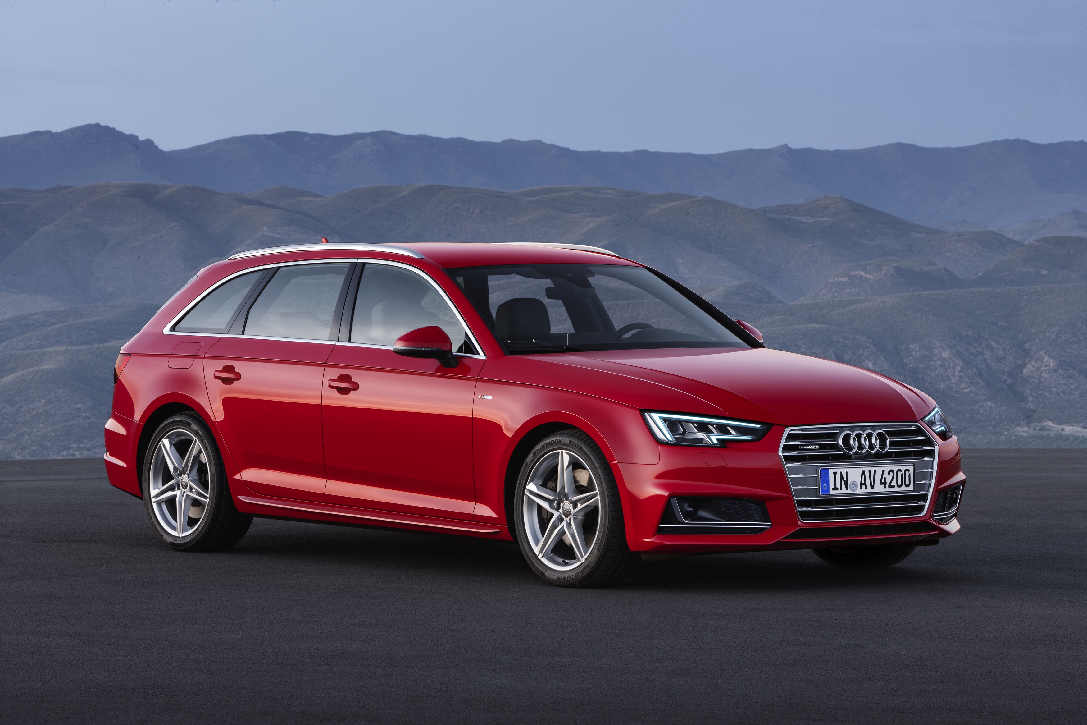 Predictive efficiency assistant, cross traffic assist, audi active lane assist en zelfs een afslagassistent. Een kleine greep uit de overdaad aan veiligheidsystemen van Audis nieuwe A4.