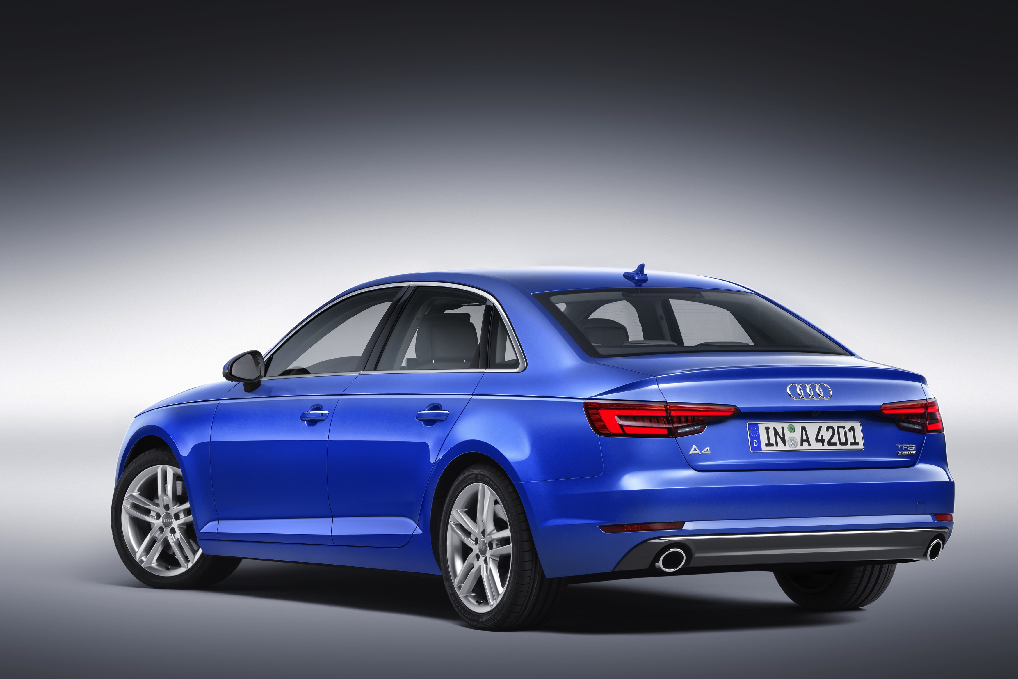 Predictive efficiency assistant, cross traffic assist, audi active lane assist en zelfs een afslagassistent. Een kleine greep uit de overdaad aan veiligheidsystemen van Audis nieuwe A4.