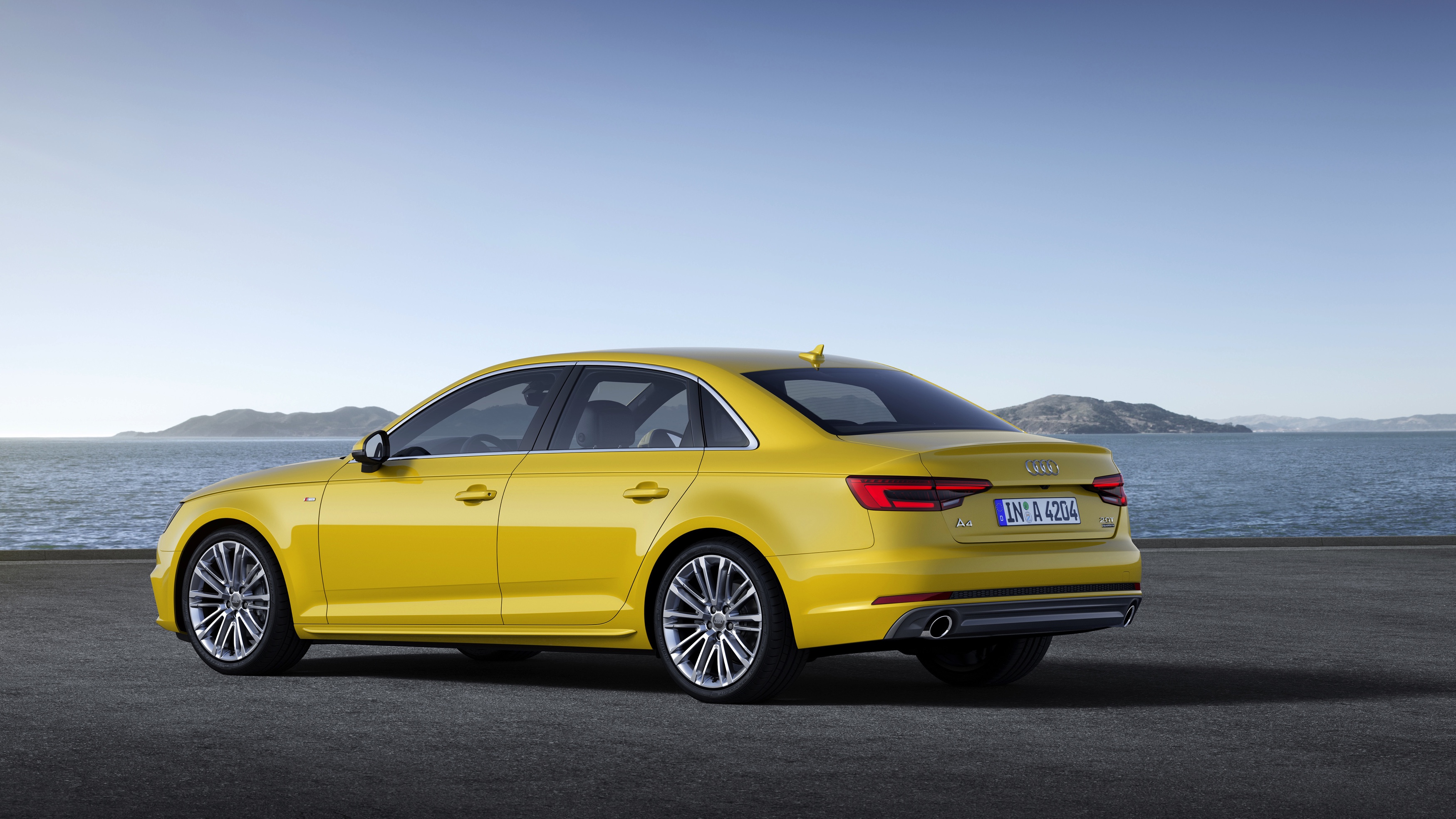 Predictive efficiency assistant, cross traffic assist, audi active lane assist en zelfs een afslagassistent. Een kleine greep uit de overdaad aan veiligheidsystemen van Audis nieuwe A4.
