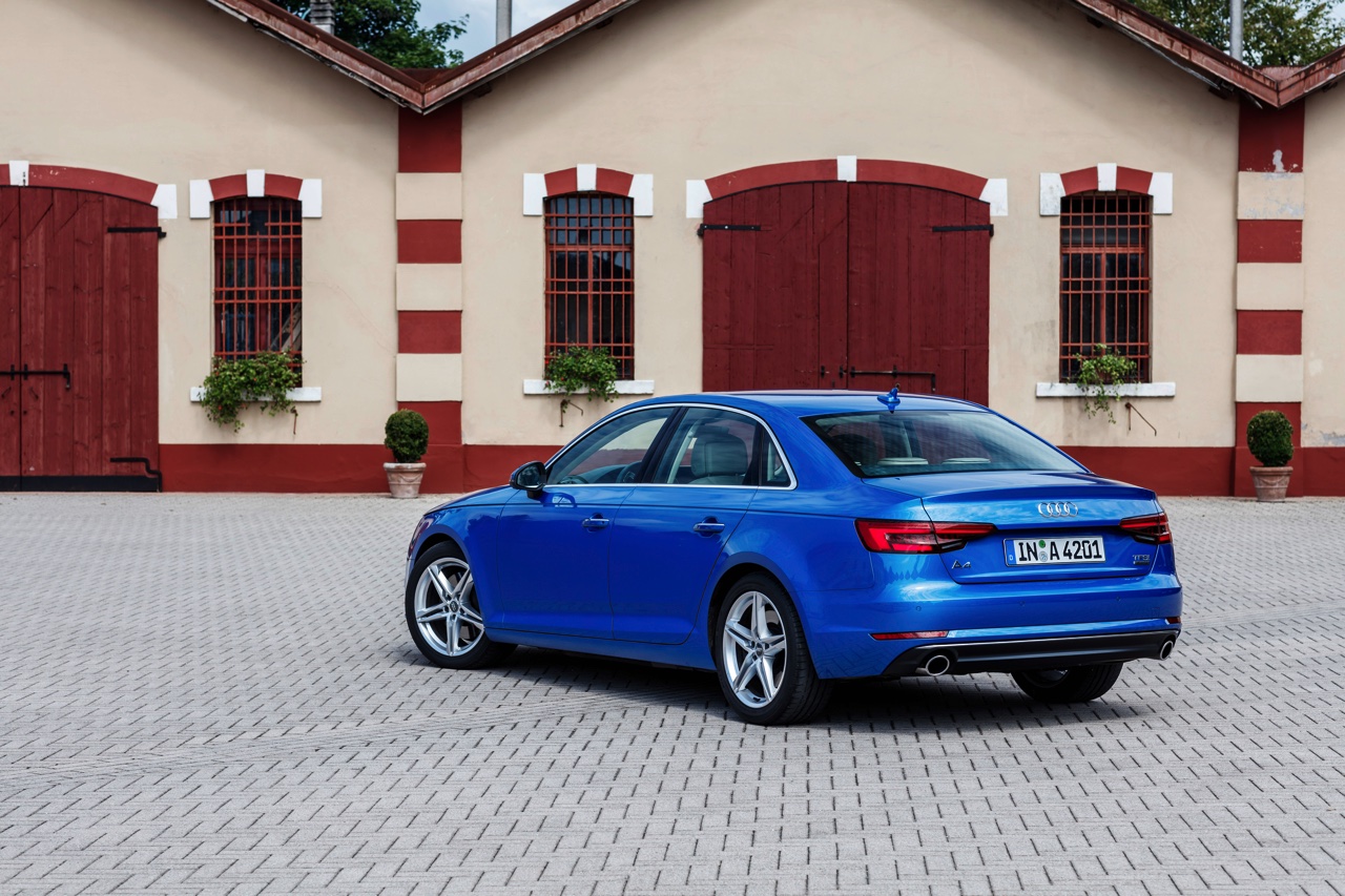 Autotest nieuwe Audi A4 2.0 TFSI 190 pk S tronic, de zuinige sportsedan met 20% bijtelling. Hij staat samen met de A4 3.0 TDI quattro garant voor sportieve prestaties en veel innovaties.