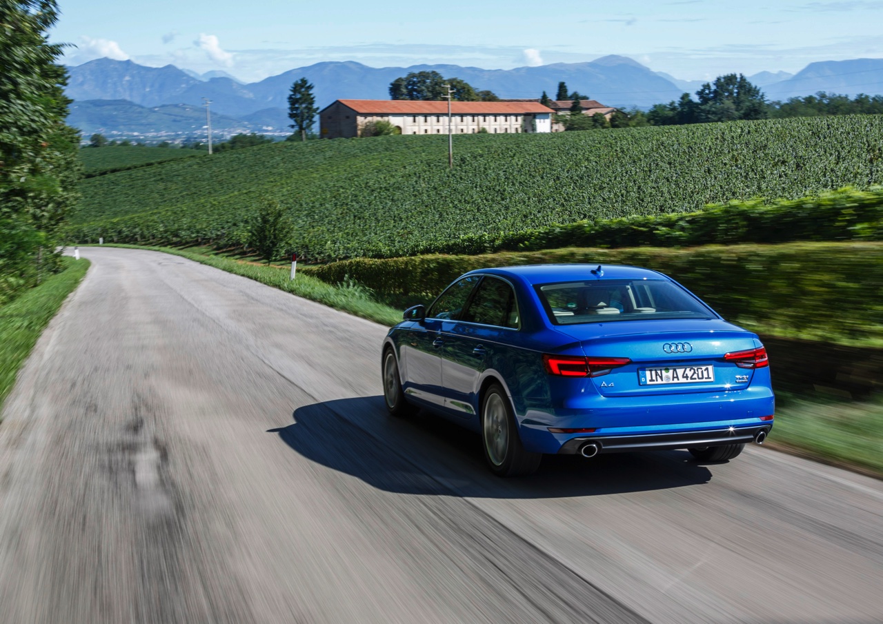 Autotest nieuwe Audi A4 2.0 TFSI 190 pk S tronic, de zuinige sportsedan met 20% bijtelling. Hij staat samen met de A4 3.0 TDI quattro garant voor sportieve prestaties en veel innovaties.