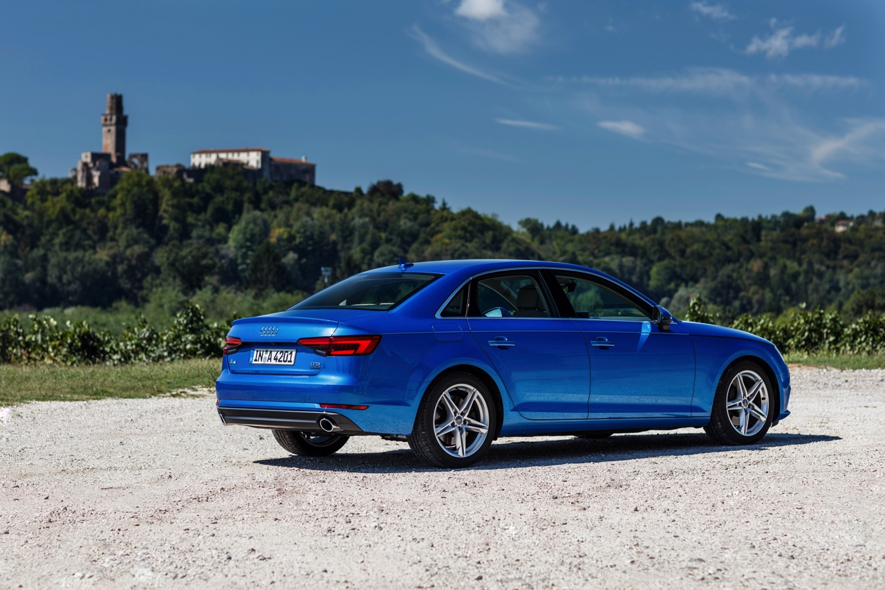 Autotest nieuwe Audi A4 2.0 TFSI 190 pk S tronic, de zuinige sportsedan met 20% bijtelling. Hij staat samen met de A4 3.0 TDI quattro garant voor sportieve prestaties en veel innovaties.