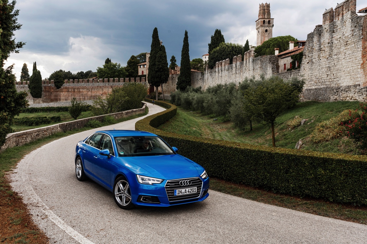 Autotest nieuwe Audi A4 2.0 TFSI 190 pk S tronic, de zuinige sportsedan met 20% bijtelling. Hij staat samen met de A4 3.0 TDI quattro garant voor sportieve prestaties en veel innovaties.