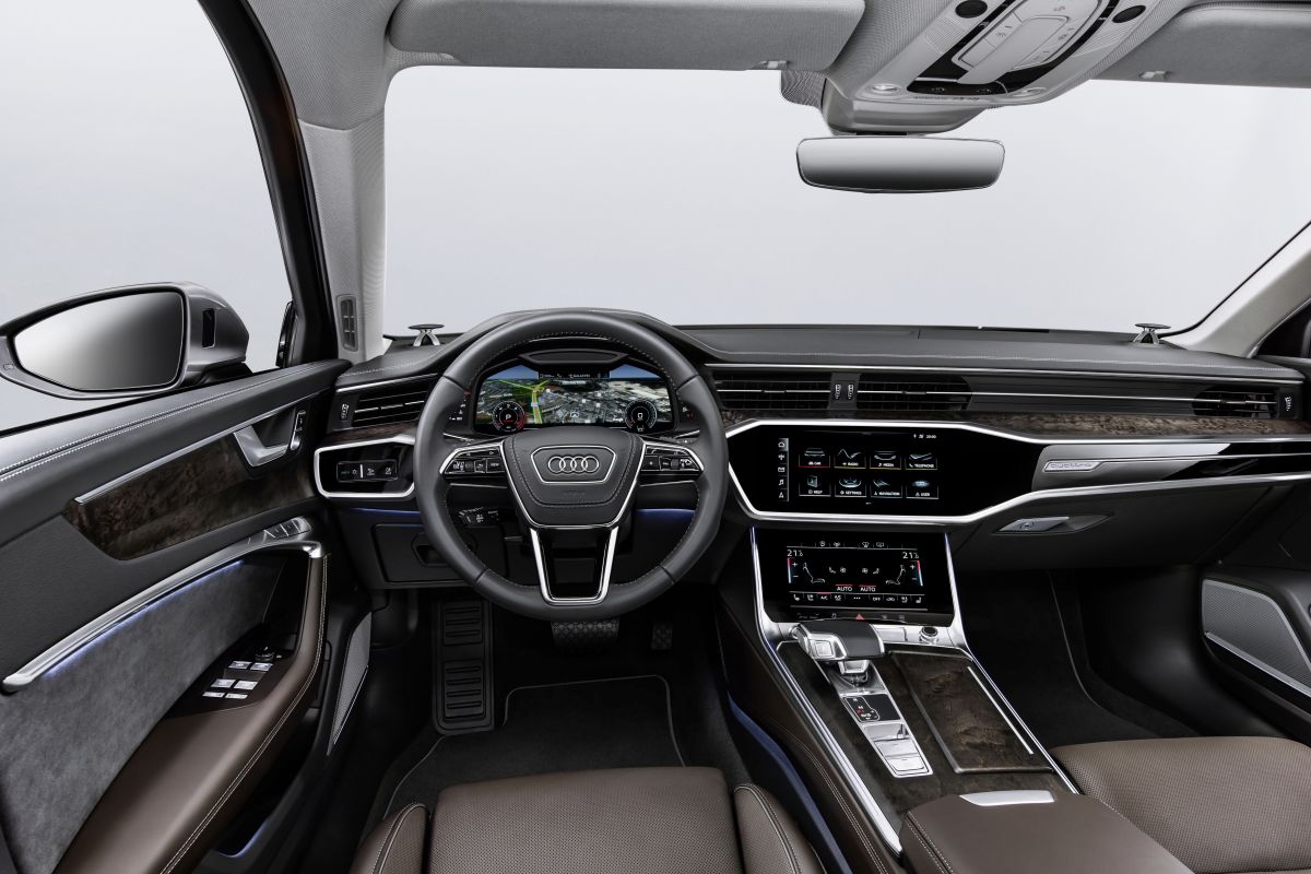 Nieuwe Audi A6 in de zomer bij dealer