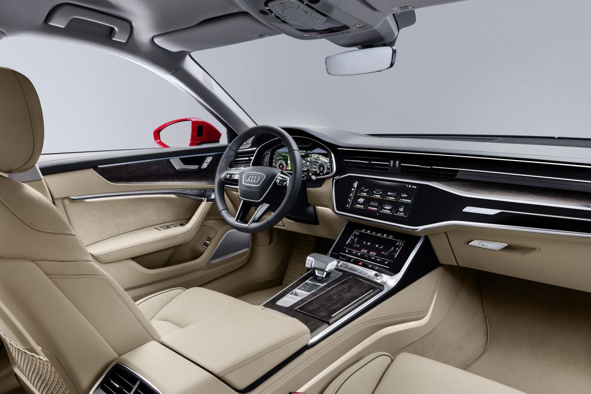Nieuwe Audi A6 in de zomer bij dealer