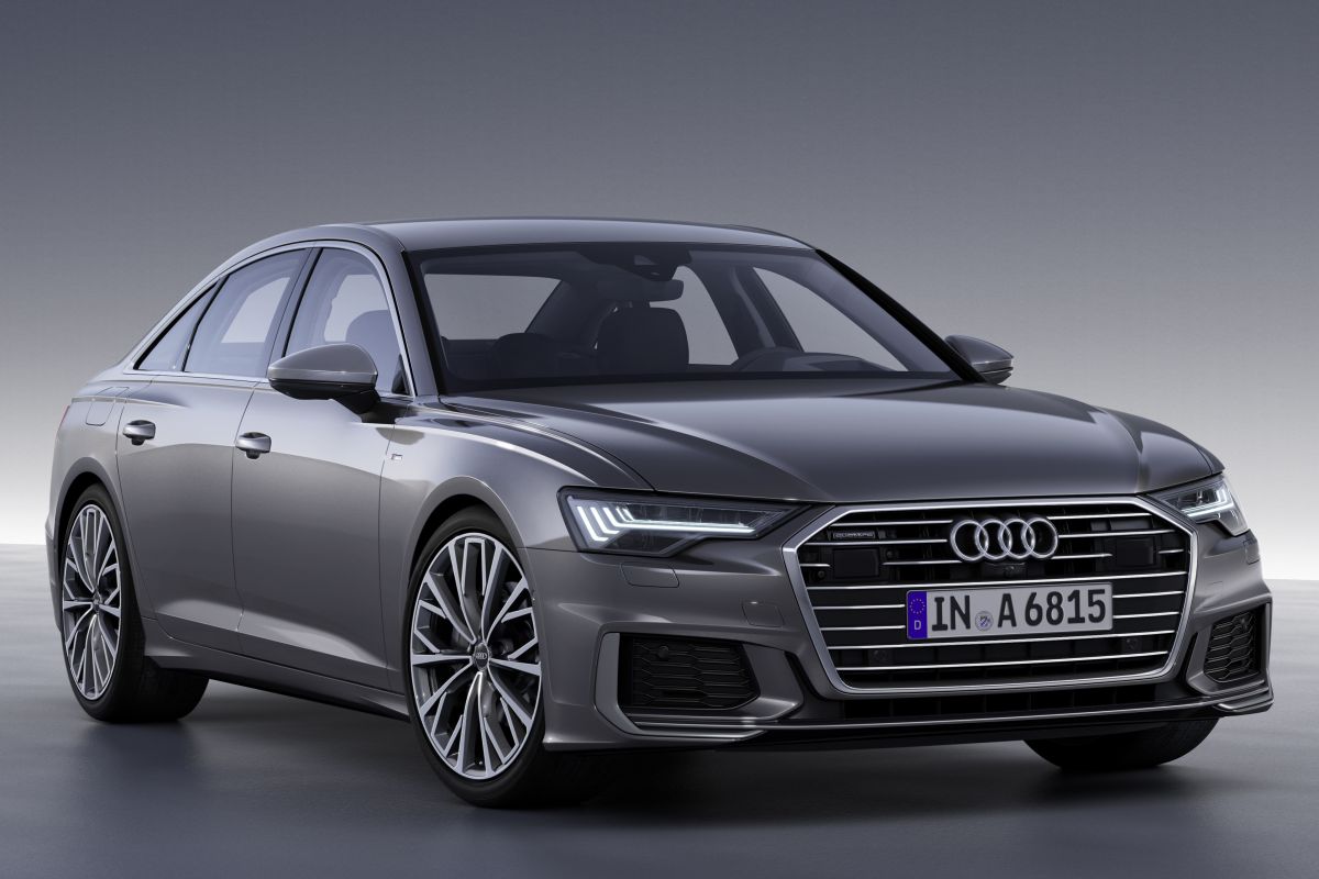 Nieuwe Audi A6 in de zomer bij dealer