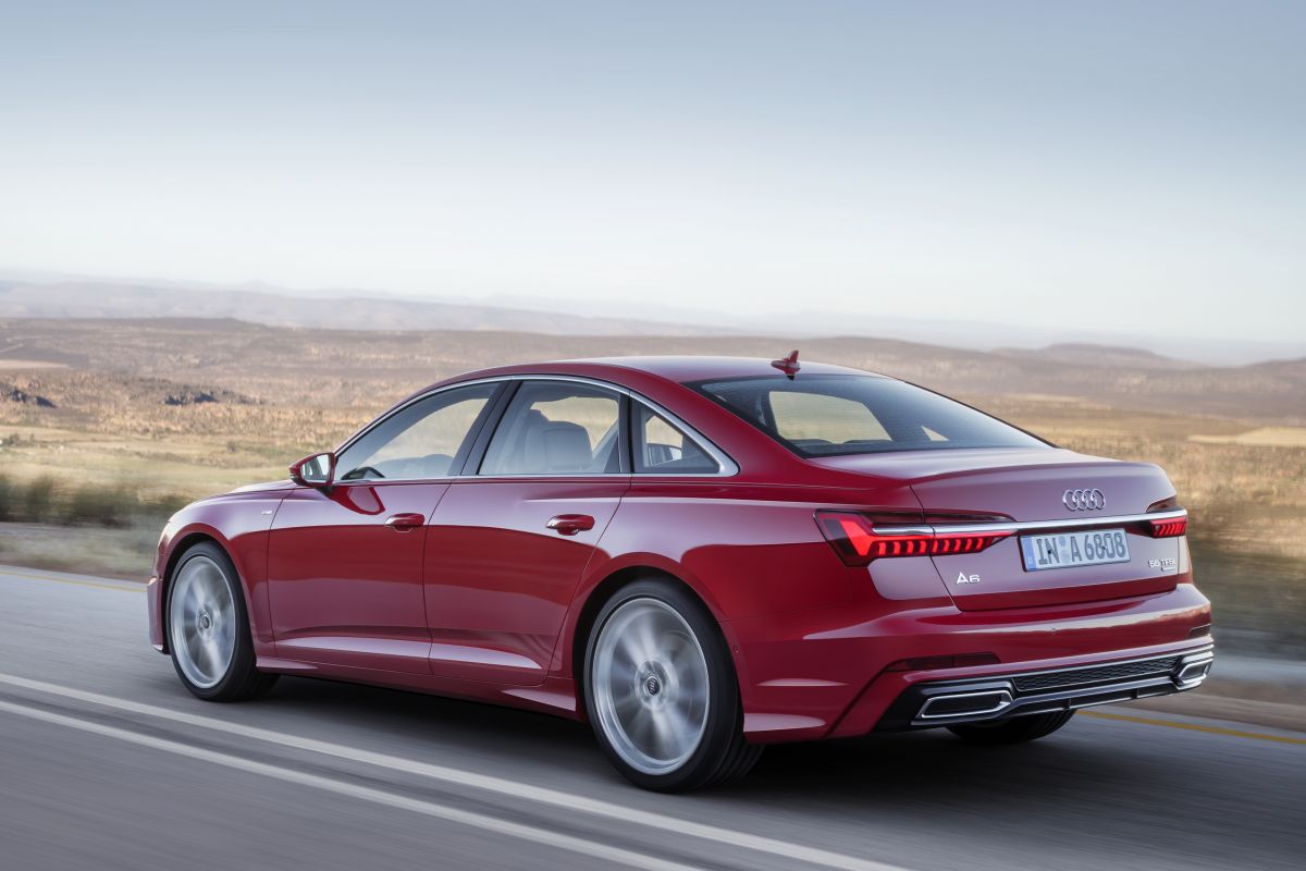 Nieuwe Audi A6 in de zomer bij dealer