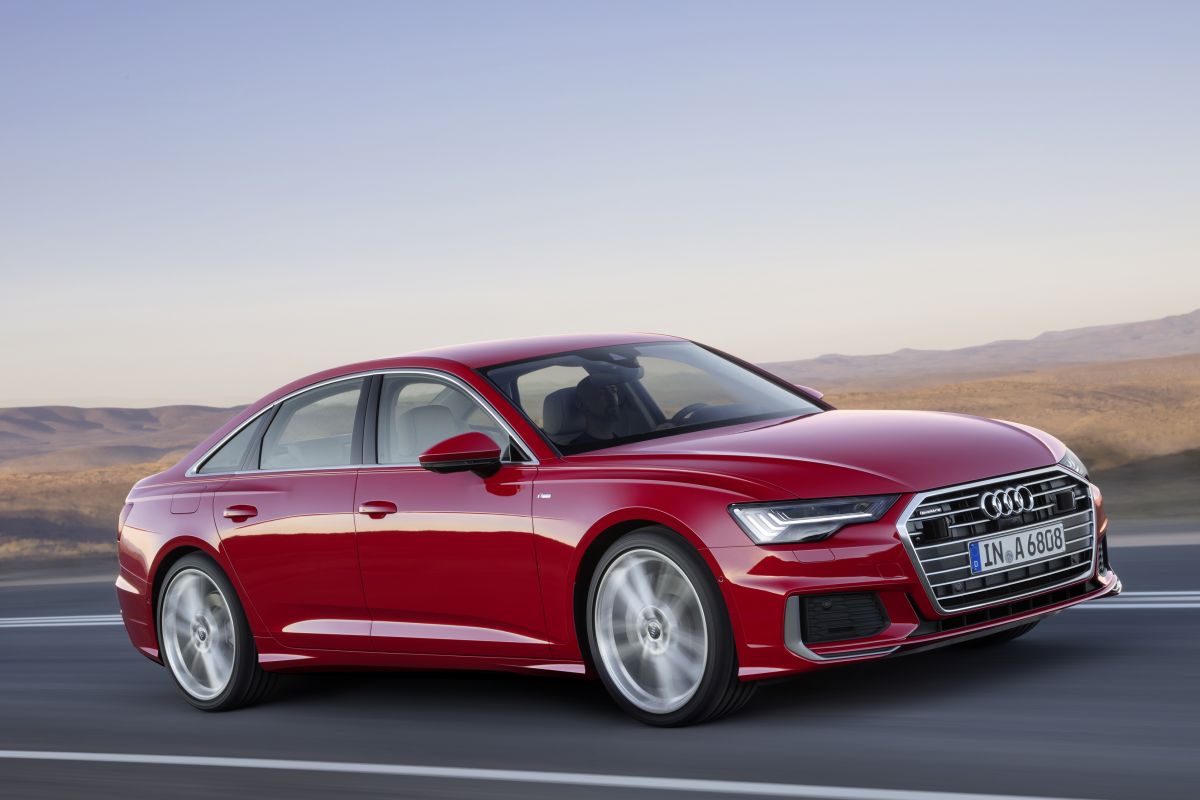 Nieuwe Audi A6 in de zomer bij dealer