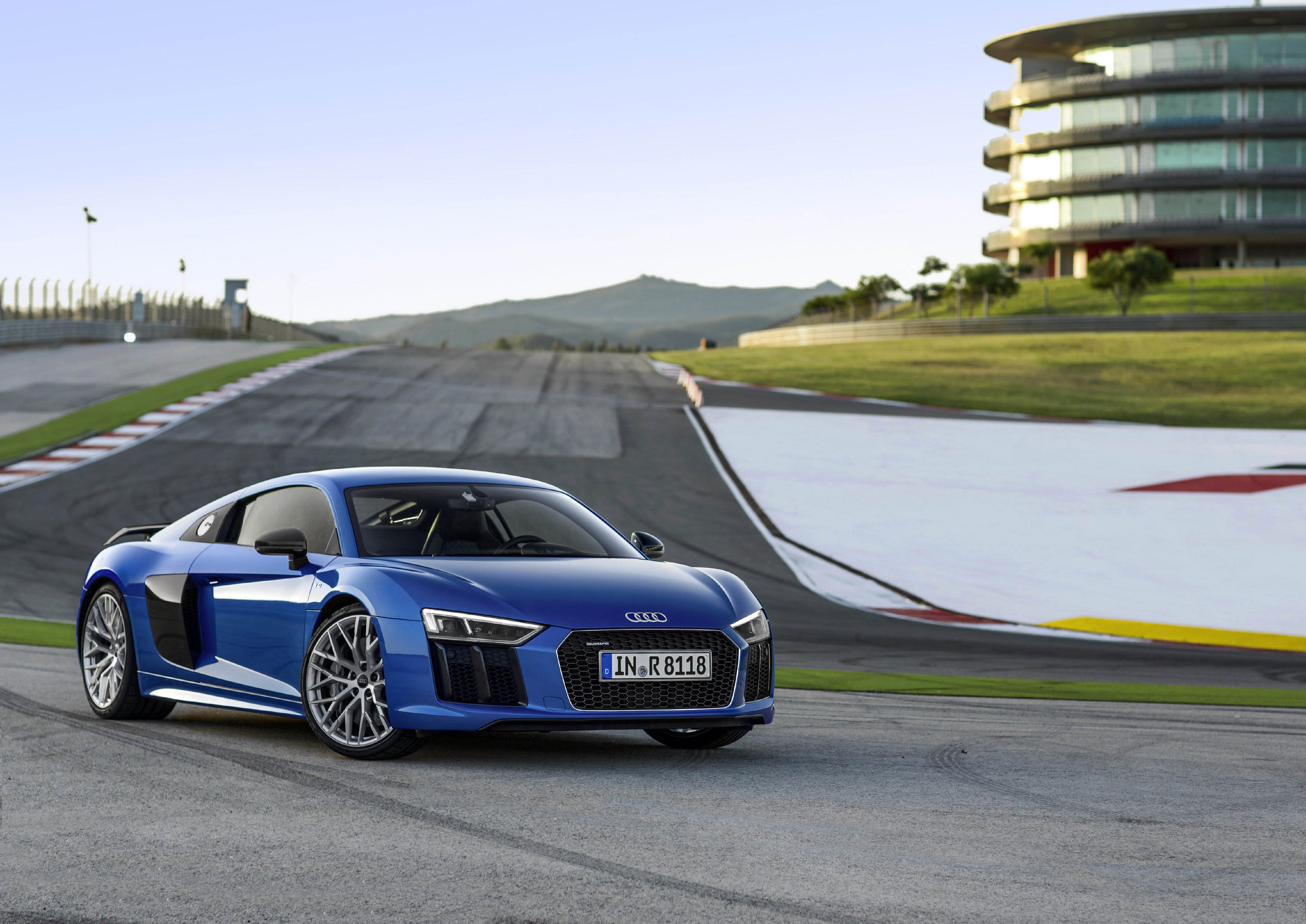 De nieuwe Audi R8 komt volgende maand op de markt. De sportwagen komt bij vier speciale Audi Sport dealers te staan.
