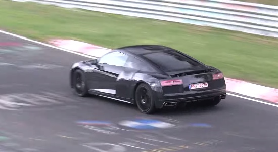 Audi toont de R8 voor het eerst aan het publiek op de Autosalon van Genve. Op die beurs laat Audi ook meteen de R8 e-tron, de volledig elektrische R8, zien.