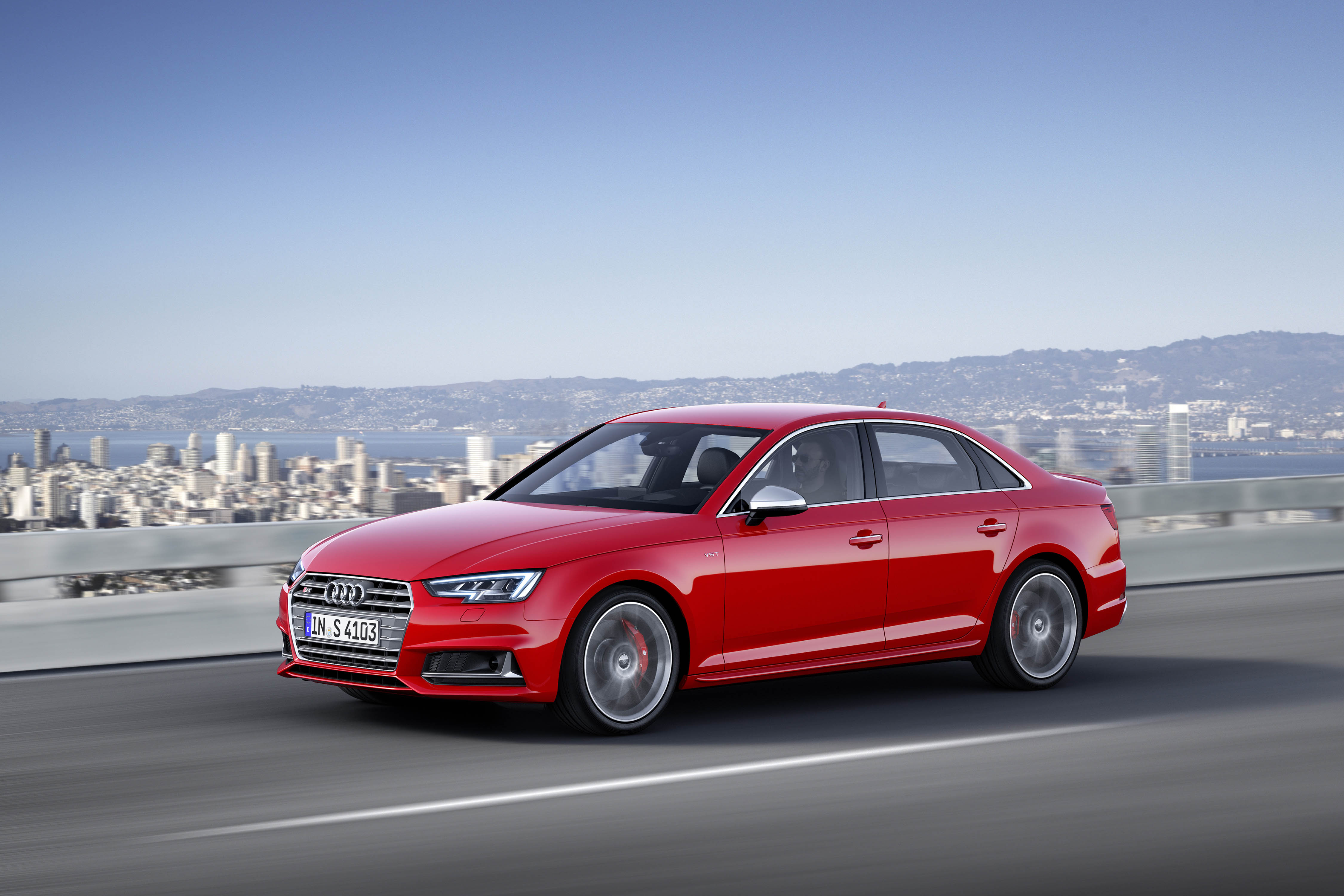 Nieuwe Audi A4 ook gepresenteerd als S4 en S4 Avant. Met zijn 3.0 TFSI en 354 pk is deze uitvoering het voorlopige topmodel.
