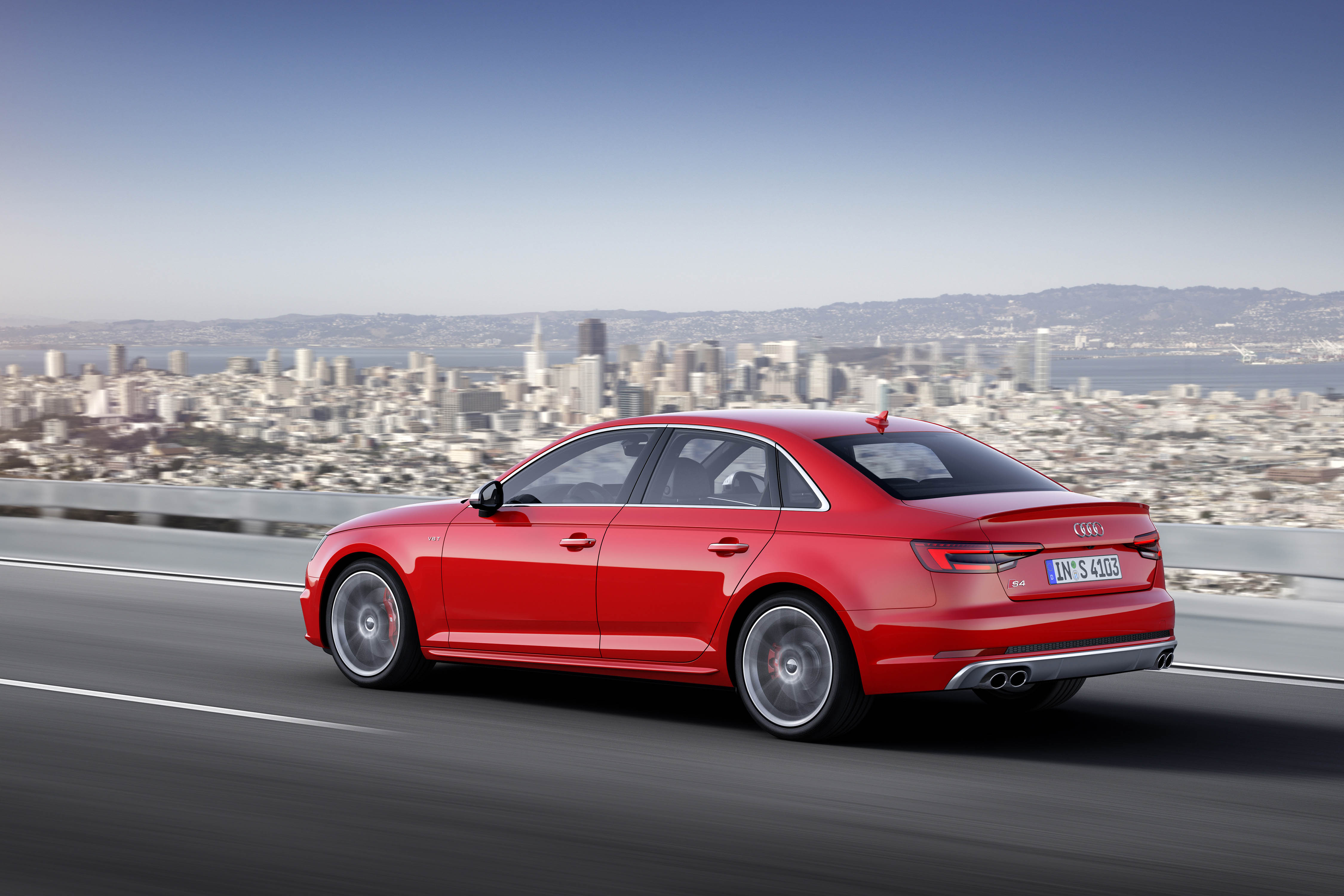 Nieuwe Audi A4 ook gepresenteerd als S4 en S4 Avant. Met zijn 3.0 TFSI en 354 pk is deze uitvoering het voorlopige topmodel.