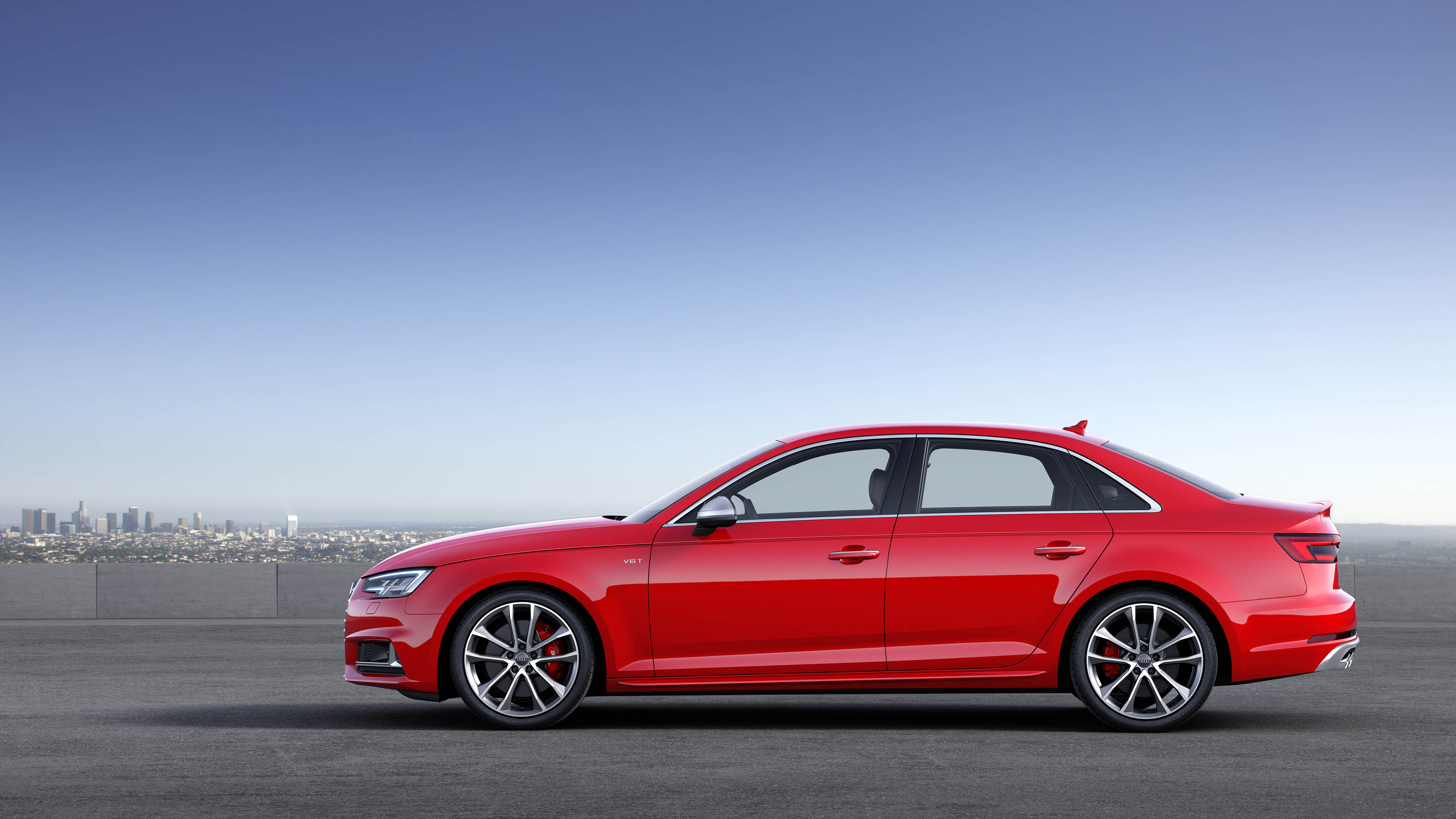 Nieuwe Audi A4 ook gepresenteerd als S4 en S4 Avant. Met zijn 3.0 TFSI en 354 pk is deze uitvoering het voorlopige topmodel.