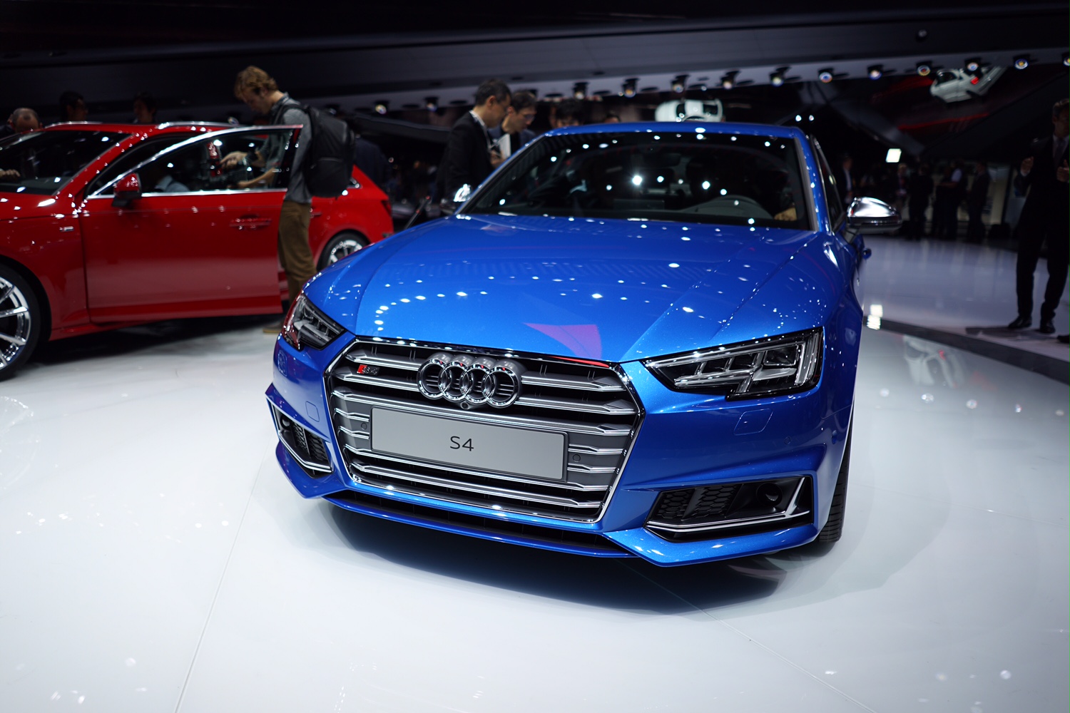 Nieuwe Audi A4 ook gepresenteerd als S4 en S4 Avant. Met zijn 3.0 TFSI en 354 pk is deze uitvoering het voorlopige topmodel.