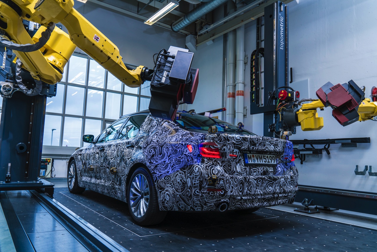 Nieuwe Video BMW 5 Serie G30 stelt zich als prototype voor in de 3D-meetcel van BMW. Eind 2016 stelt de nieuwe BMW 5-serie zich officieel voor.