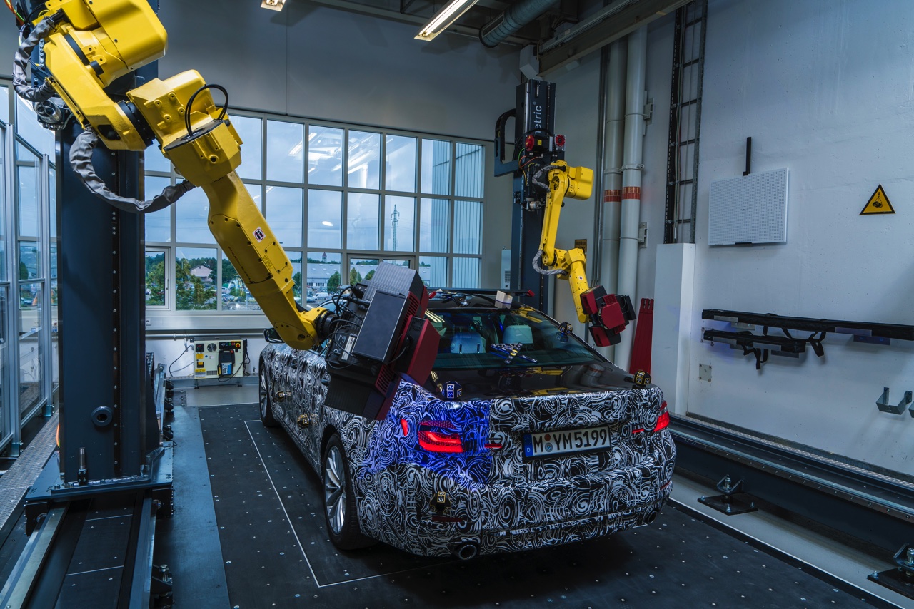 Nieuwe Video BMW 5 Serie G30 stelt zich als prototype voor in de 3D-meetcel van BMW. Eind 2016 stelt de nieuwe BMW 5-serie zich officieel voor.