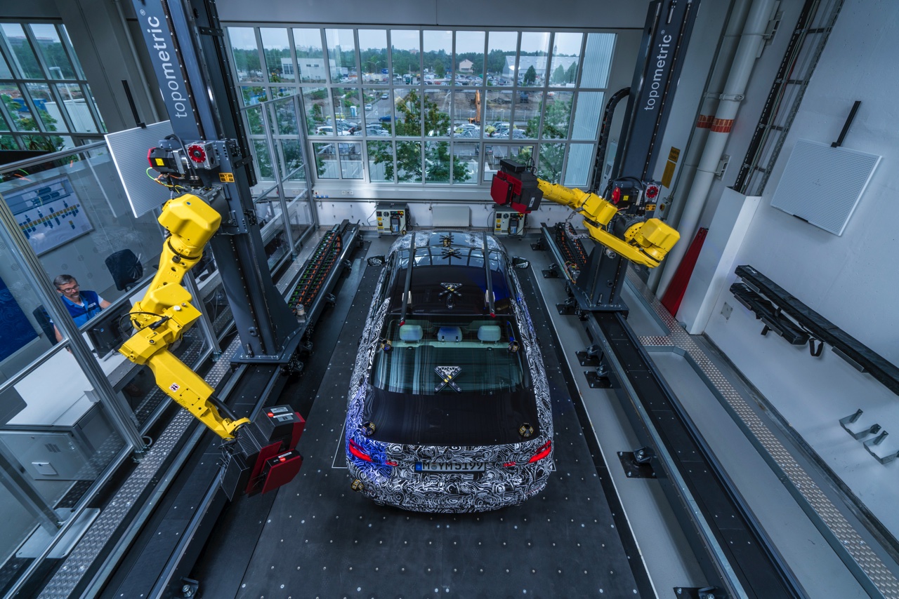 Nieuwe Video BMW 5 Serie G30 stelt zich als prototype voor in de 3D-meetcel van BMW. Eind 2016 stelt de nieuwe BMW 5-serie zich officieel voor.