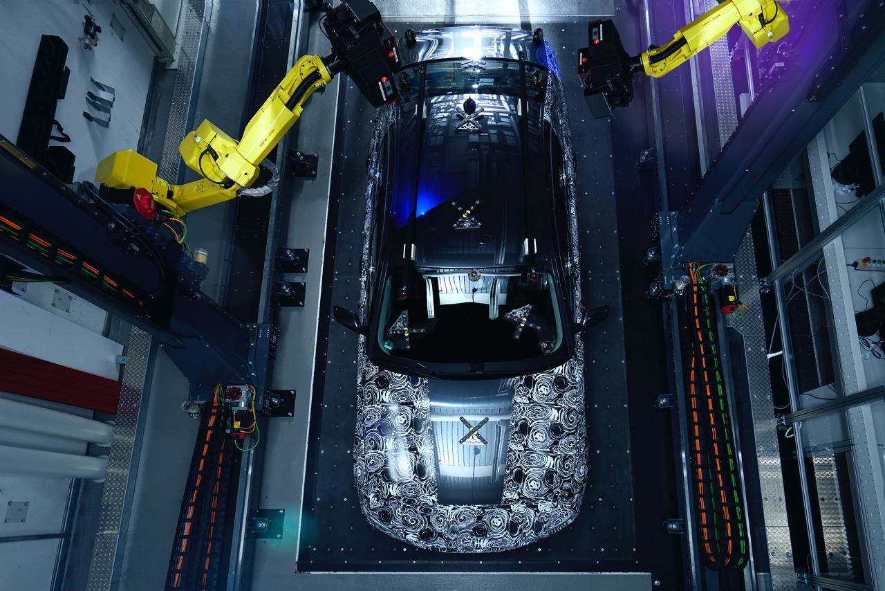 Nieuwe Video BMW 5 Serie G30 stelt zich als prototype voor in de 3D-meetcel van BMW. Eind 2016 stelt de nieuwe BMW 5-serie zich officieel voor.
