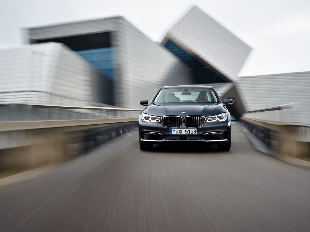 Dit is de nieuwe BMW 7 Serie, die vanaf 24 oktober bij de dealer komt te staan. Tegelijk met de onthulling zijn ook de prijzen bekend gemaakt.