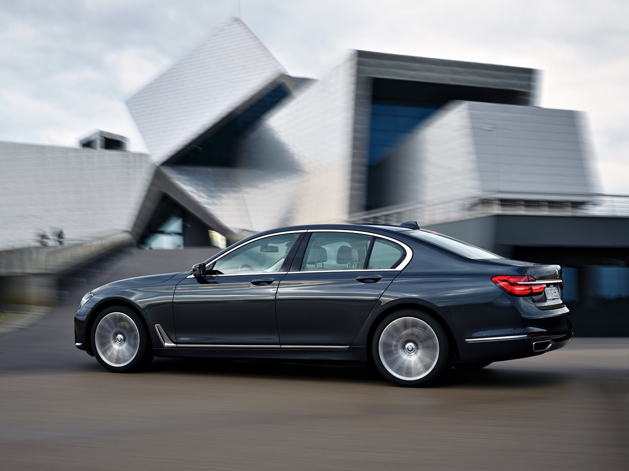 Dit is de nieuwe BMW 7 Serie, die vanaf 24 oktober bij de dealer komt te staan. Tegelijk met de onthulling zijn ook de prijzen bekend gemaakt.