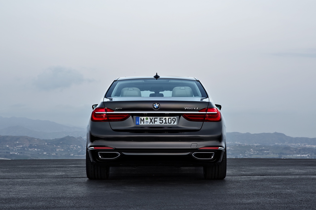Dit is de nieuwe BMW 7 Serie, die vanaf 24 oktober bij de dealer komt te staan. Tegelijk met de onthulling zijn ook de prijzen bekend gemaakt.