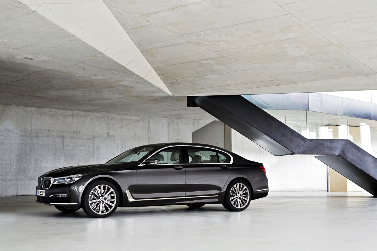 Dit is de nieuwe BMW 7 Serie, die vanaf 24 oktober bij de dealer komt te staan. Tegelijk met de onthulling zijn ook de prijzen bekend gemaakt.