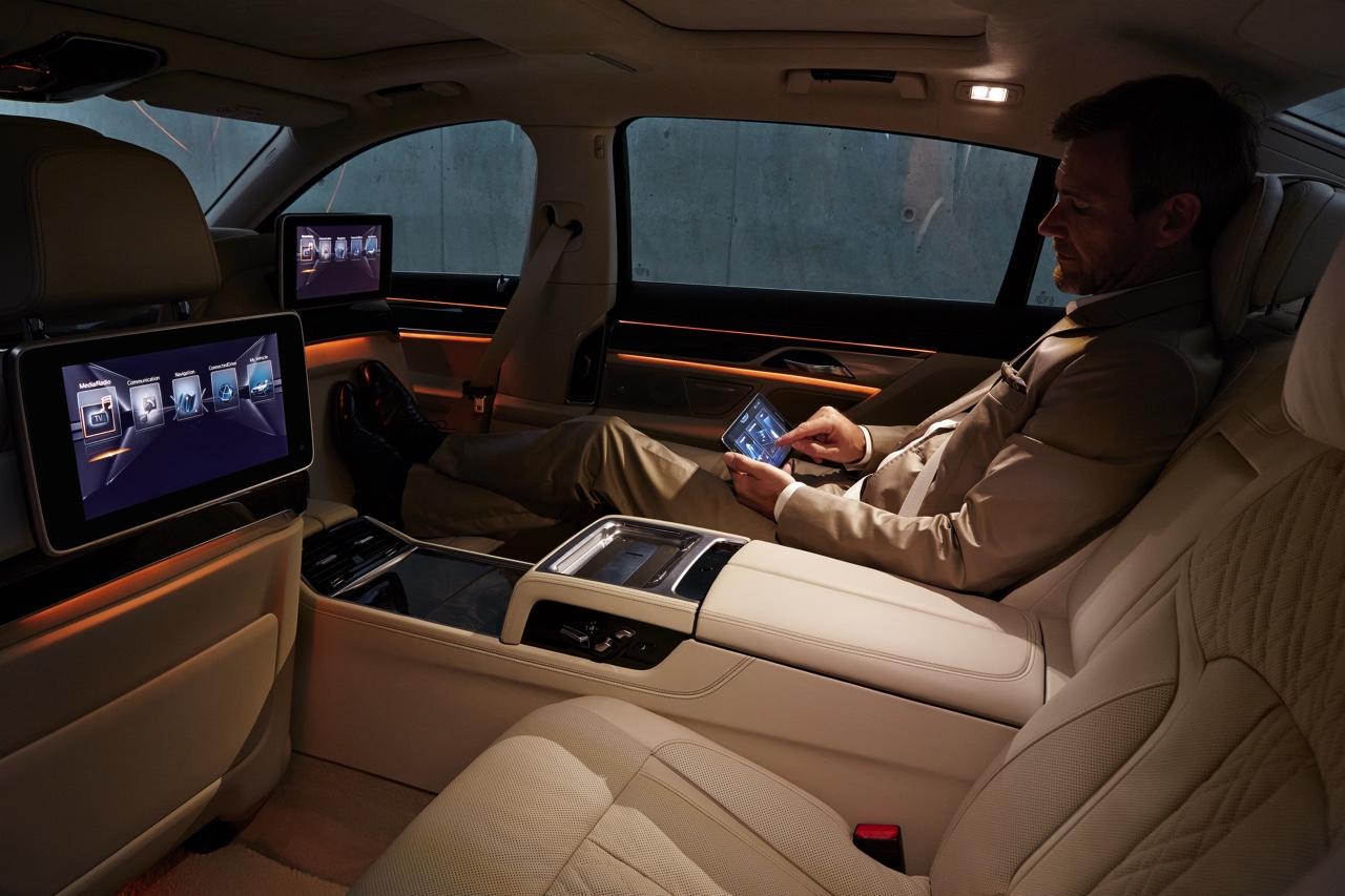 Dit is de nieuwe BMW 7 Serie, die vanaf 24 oktober bij de dealer komt te staan. Tegelijk met de onthulling zijn ook de prijzen bekend gemaakt.