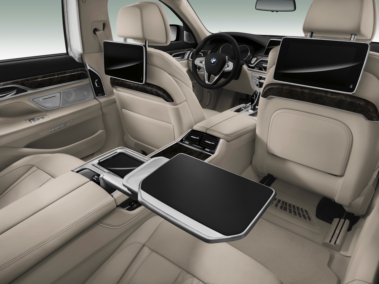 Dit is de nieuwe BMW 7 Serie, die vanaf 24 oktober bij de dealer komt te staan. Tegelijk met de onthulling zijn ook de prijzen bekend gemaakt.