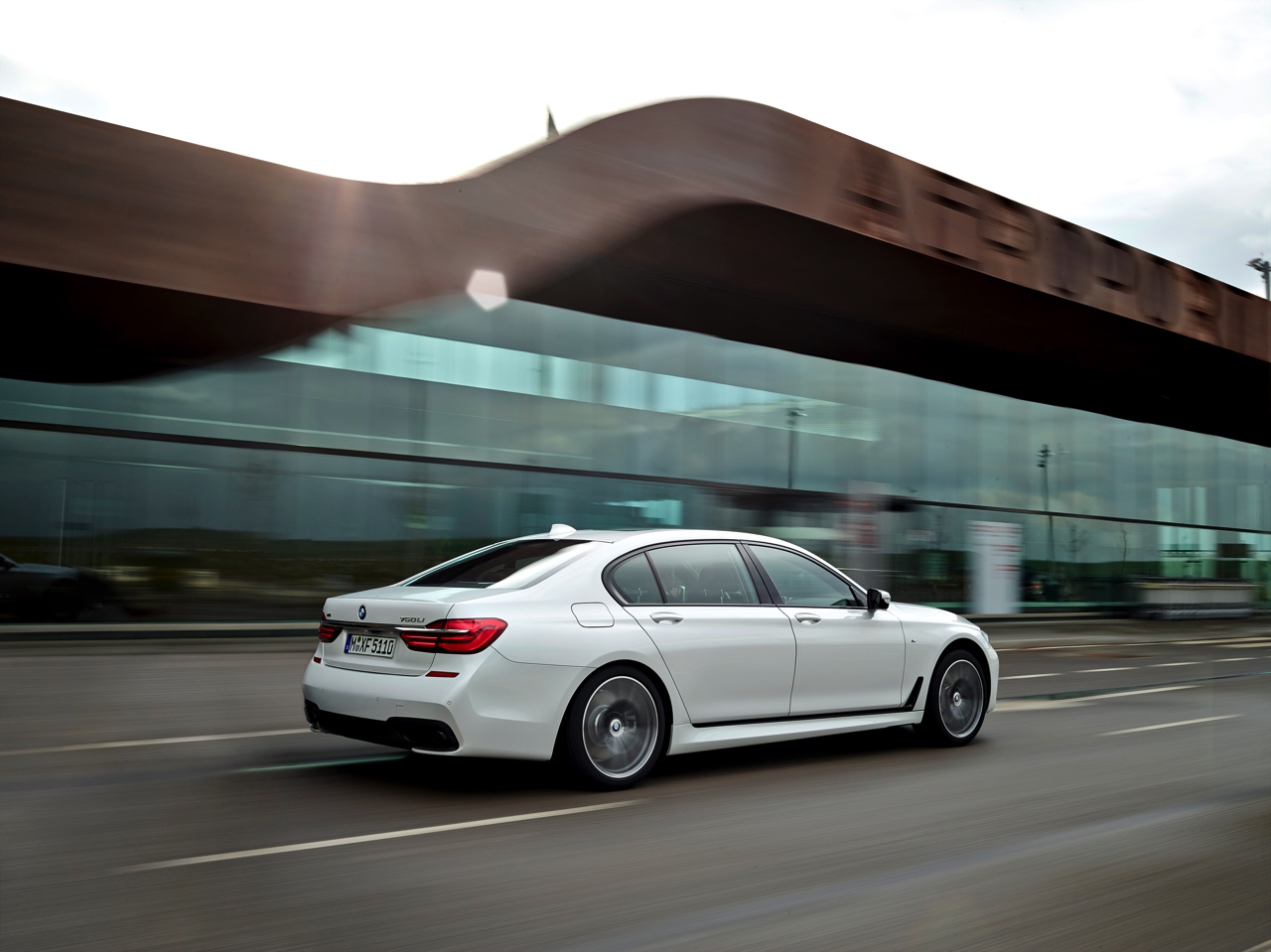 Dit is de nieuwe BMW 7 Serie, die vanaf 24 oktober bij de dealer komt te staan. Tegelijk met de onthulling zijn ook de prijzen bekend gemaakt.