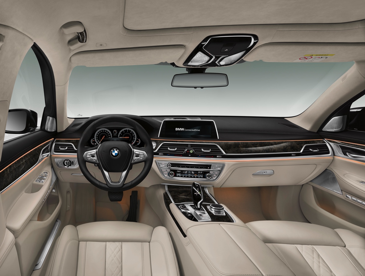 Dit is de nieuwe BMW 7 Serie, die vanaf 24 oktober bij de dealer komt te staan. Tegelijk met de onthulling zijn ook de prijzen bekend gemaakt.