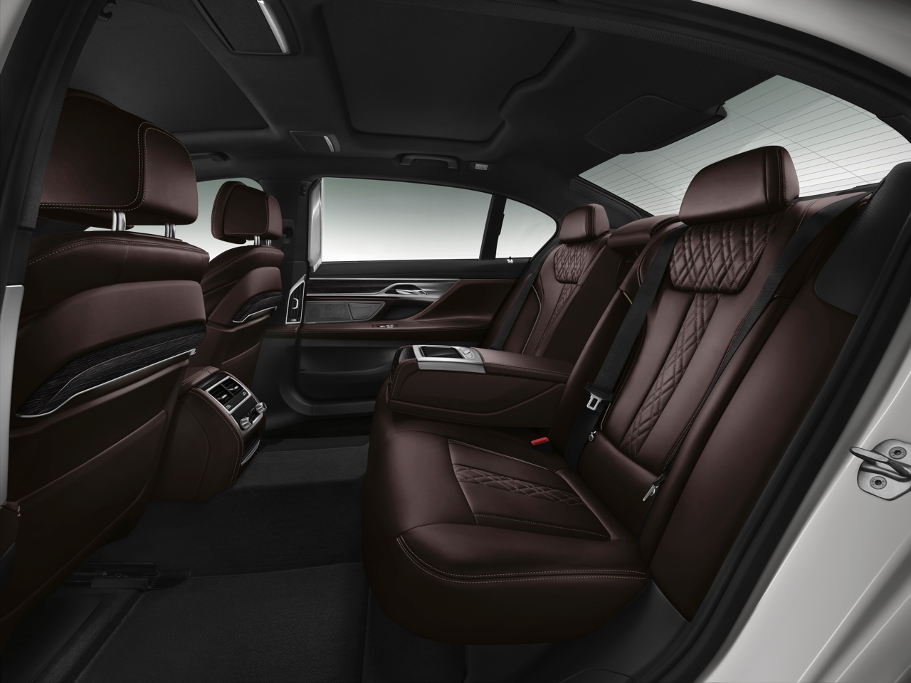 Dit is de nieuwe BMW 7 Serie, die vanaf 24 oktober bij de dealer komt te staan. Tegelijk met de onthulling zijn ook de prijzen bekend gemaakt.