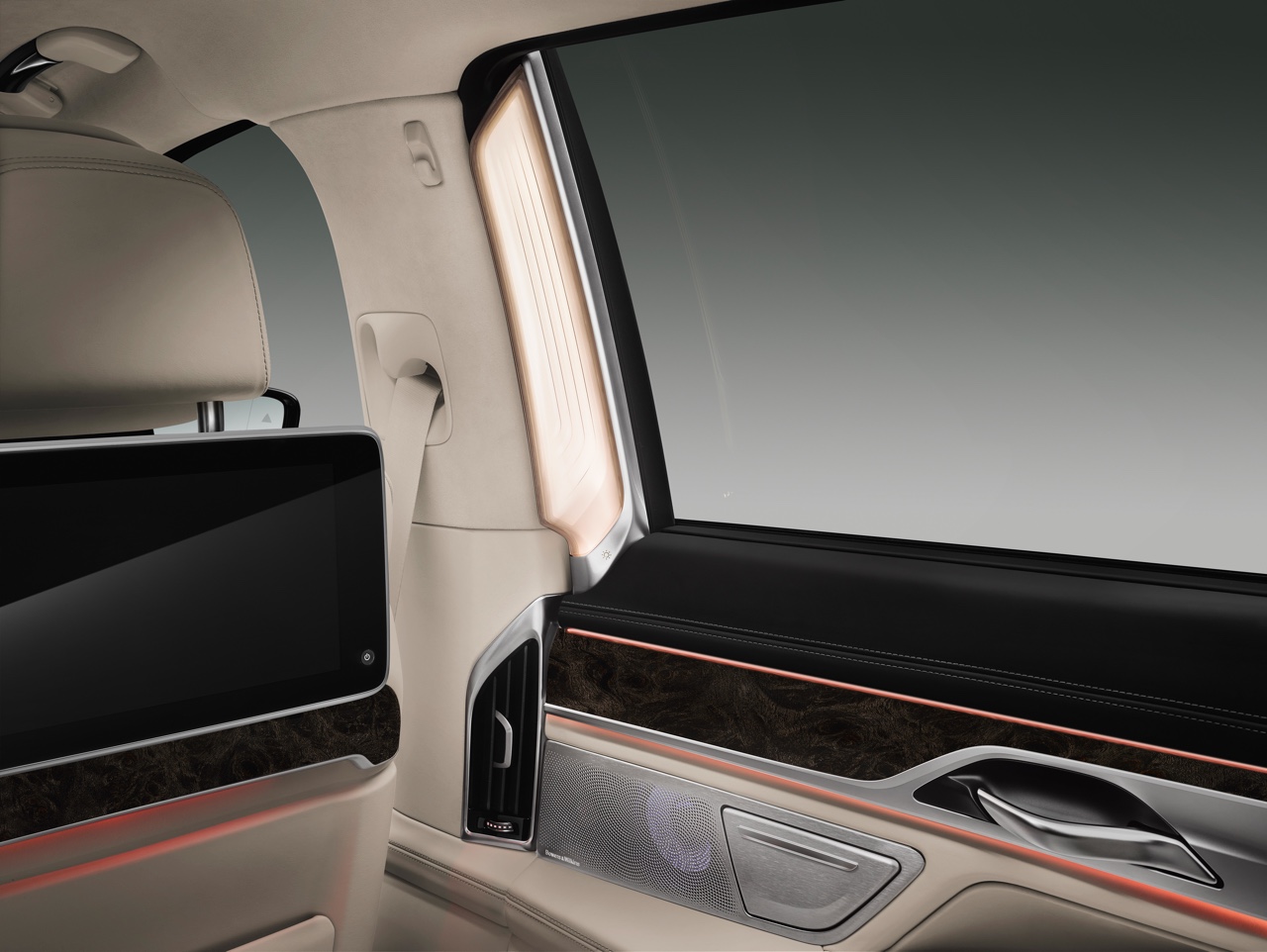 Dit is de nieuwe BMW 7 Serie, die vanaf 24 oktober bij de dealer komt te staan. Tegelijk met de onthulling zijn ook de prijzen bekend gemaakt.