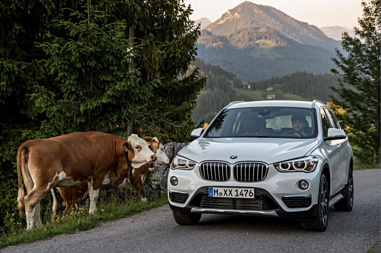 Autotest nieuwe BMW X1 met de xDrive25i en xDrive25d. De crossover transformeert tot SUV en is ook nog veel ruimer dan voorheen.