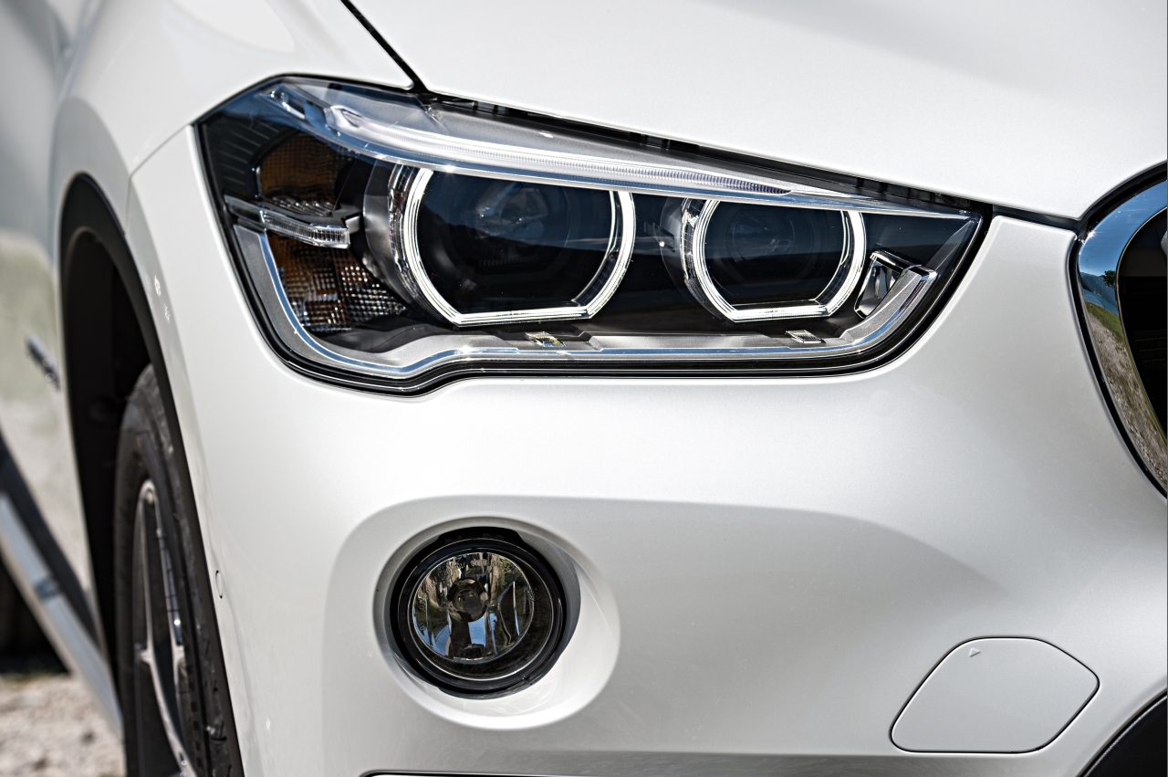 Autotest nieuwe BMW X1 met de xDrive25i en xDrive25d. De crossover transformeert tot SUV en is ook nog veel ruimer dan voorheen.