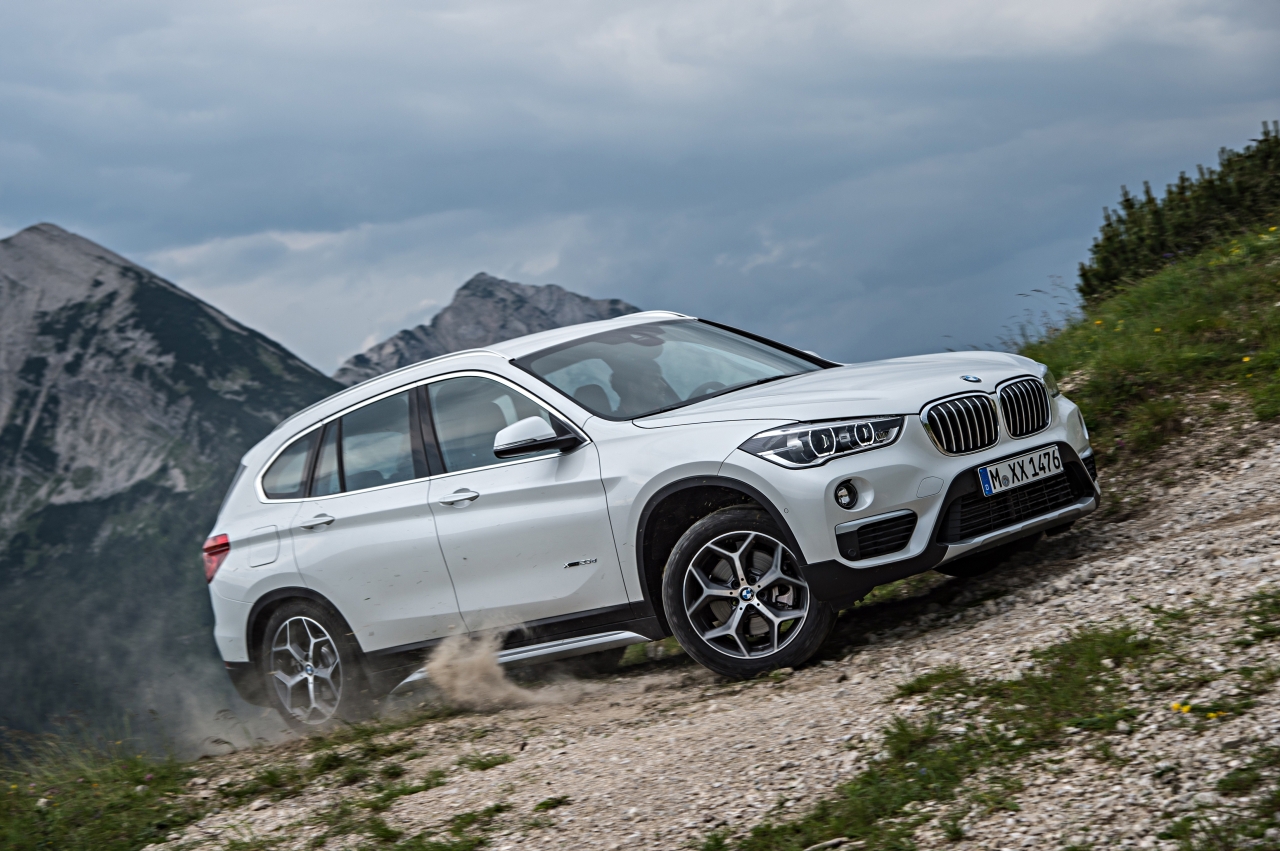 Autotest nieuwe BMW X1 met de xDrive25i en xDrive25d. De crossover transformeert tot SUV en is ook nog veel ruimer dan voorheen.