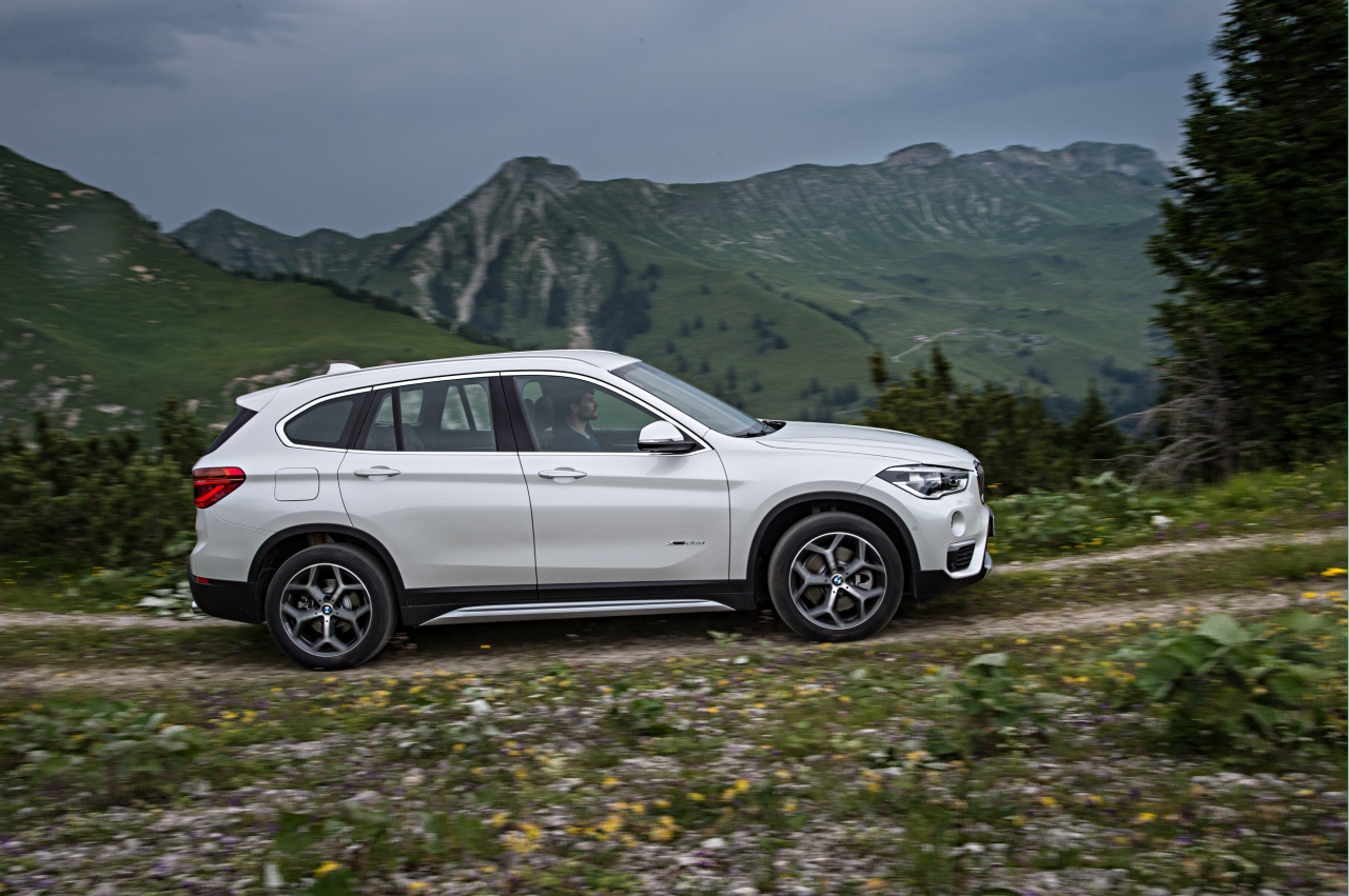 Autotest nieuwe BMW X1 met de xDrive25i en xDrive25d. De crossover transformeert tot SUV en is ook nog veel ruimer dan voorheen.