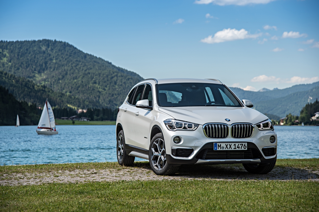 Autotest nieuwe BMW X1 met de xDrive25i en xDrive25d. De crossover transformeert tot SUV en is ook nog veel ruimer dan voorheen.
