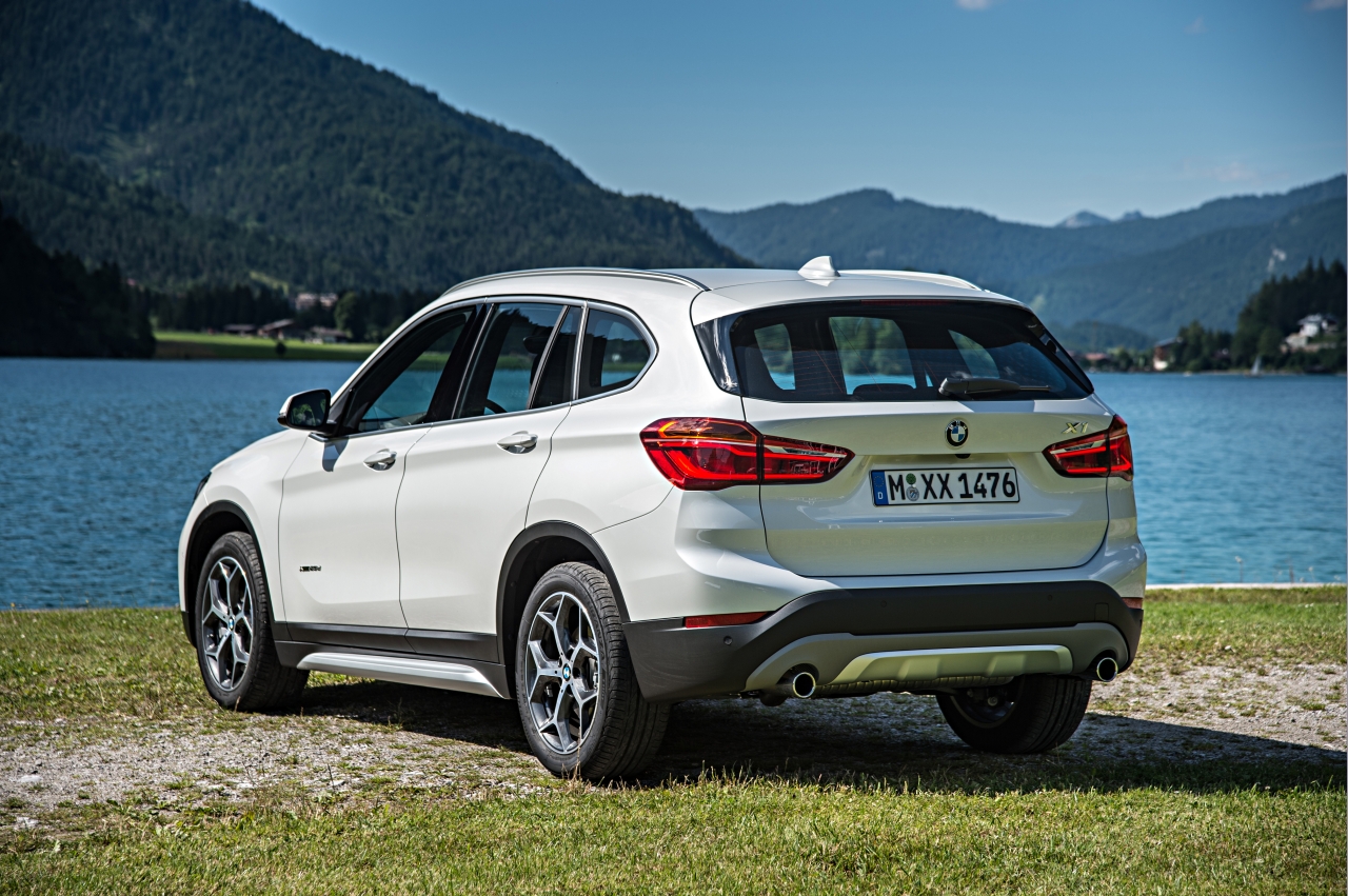 Autotest nieuwe BMW X1 met de xDrive25i en xDrive25d. De crossover transformeert tot SUV en is ook nog veel ruimer dan voorheen.