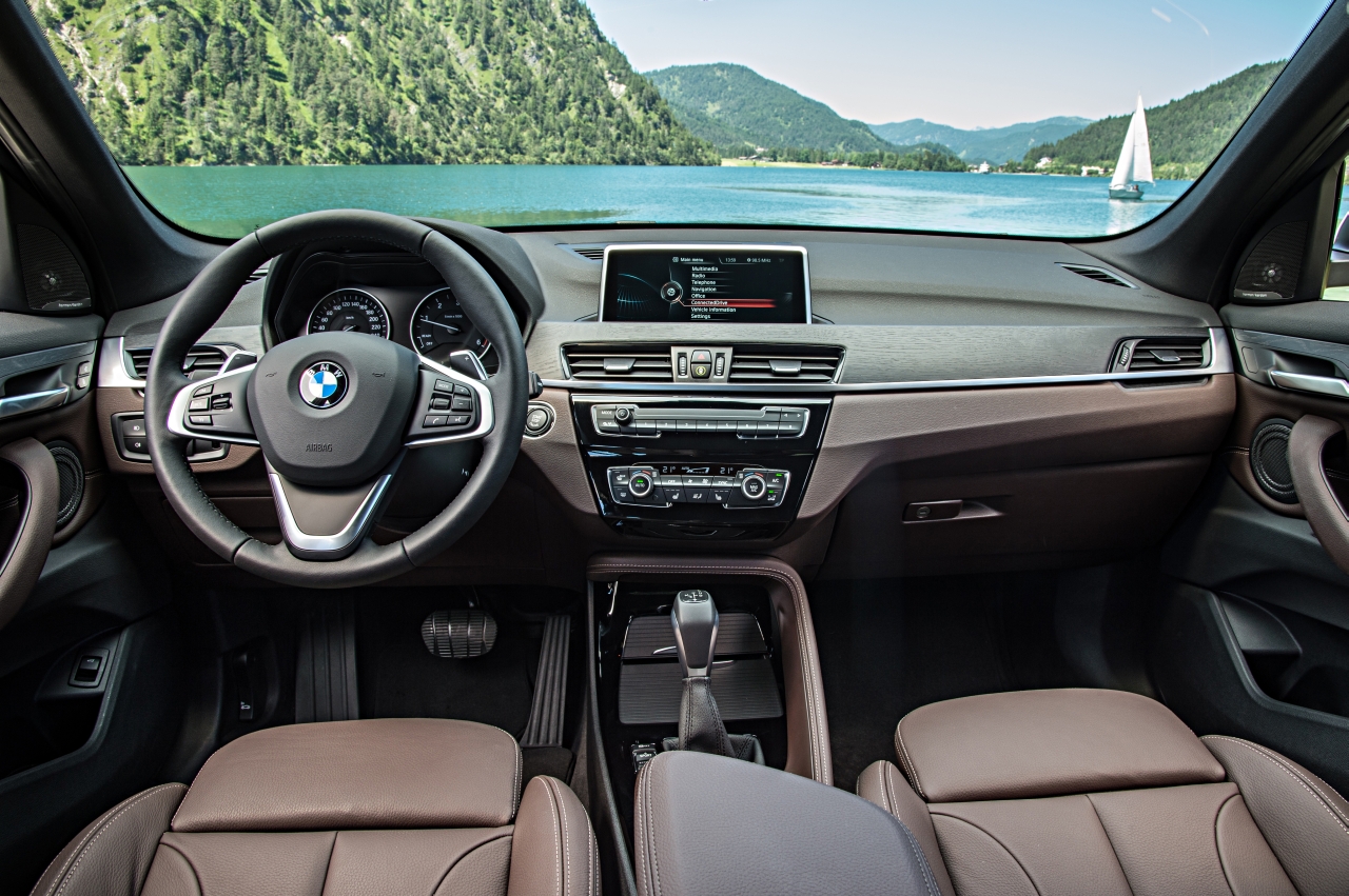 Autotest nieuwe BMW X1 met de xDrive25i en xDrive25d. De crossover transformeert tot SUV en is ook nog veel ruimer dan voorheen.
